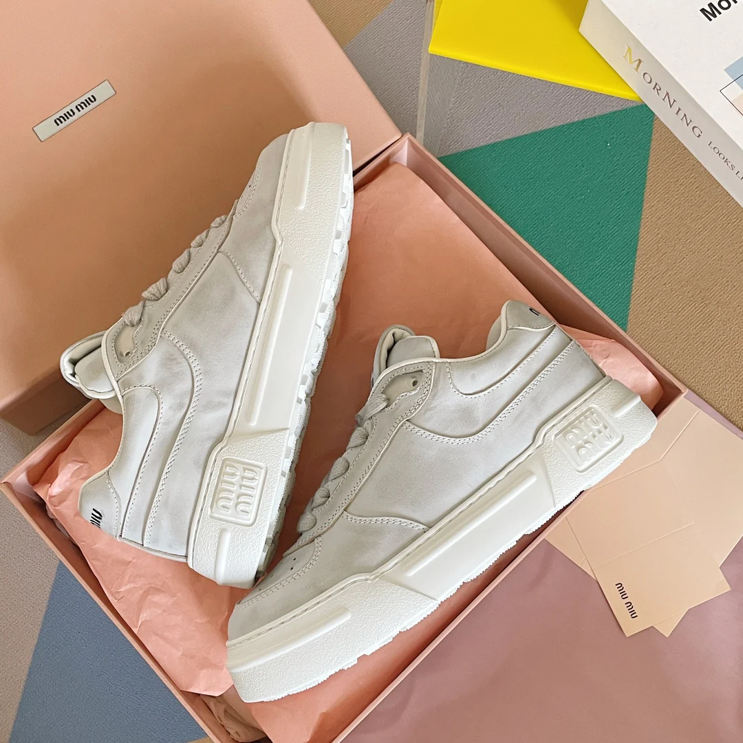 Новые поступления коллекции Miu Miu весна/лето 2023: ретро-кроссовки в стиле ?грязные штаны?, белые кроссовки на платформе, серые кроссовки.