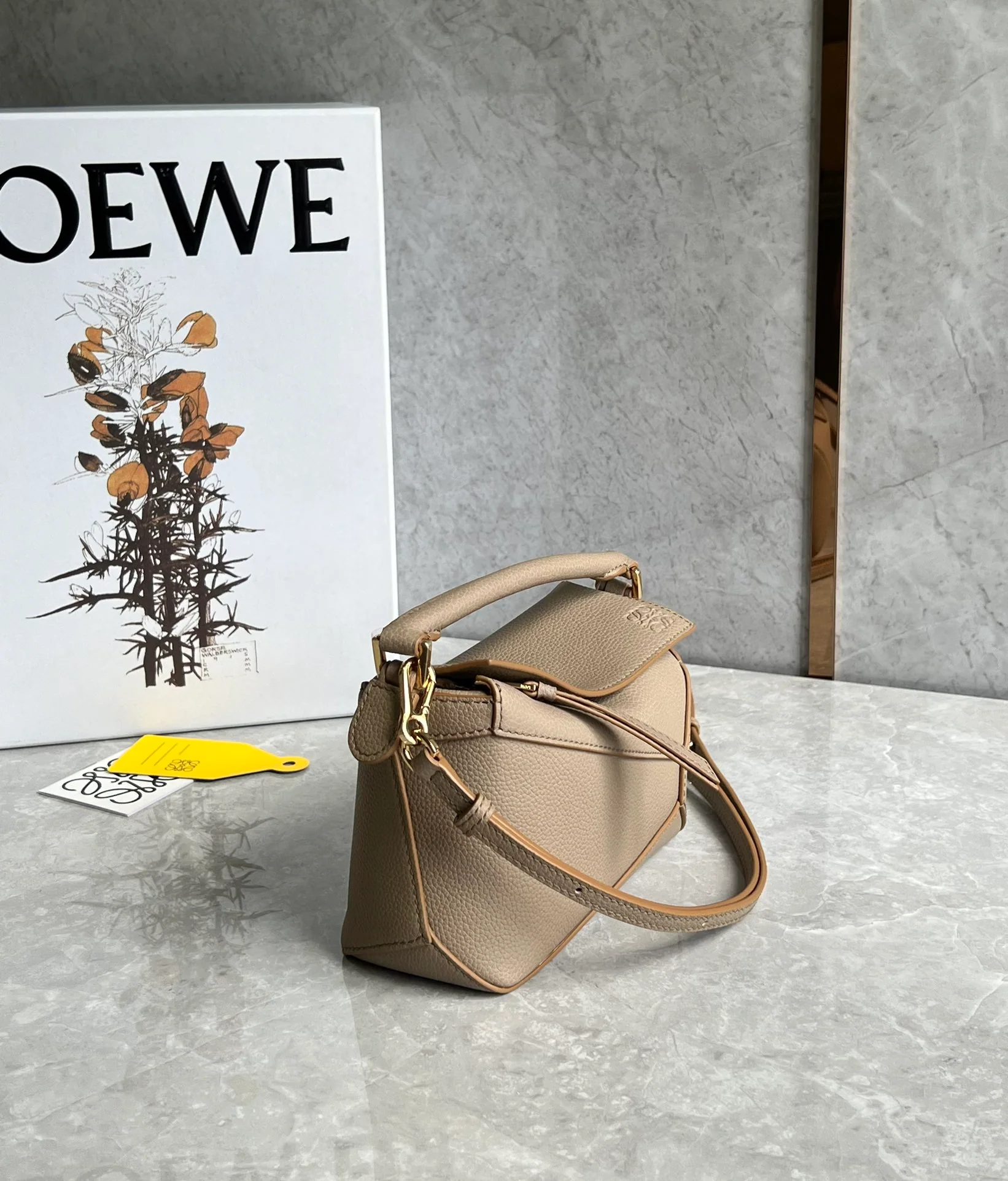 Миниатюрная кожаная модель Loewe Puzzle из телячьей кожи