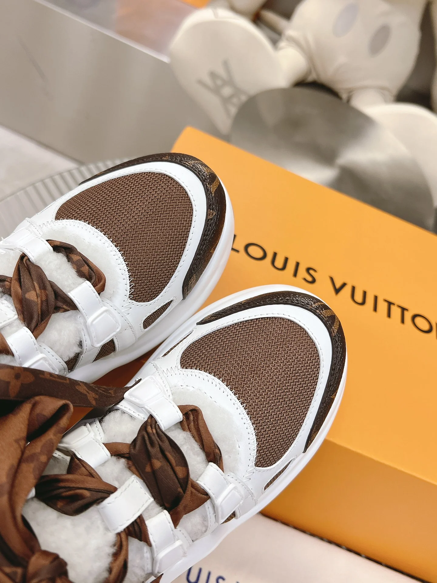 LV - Массивные туфли из шелковой кожи - Коричневые