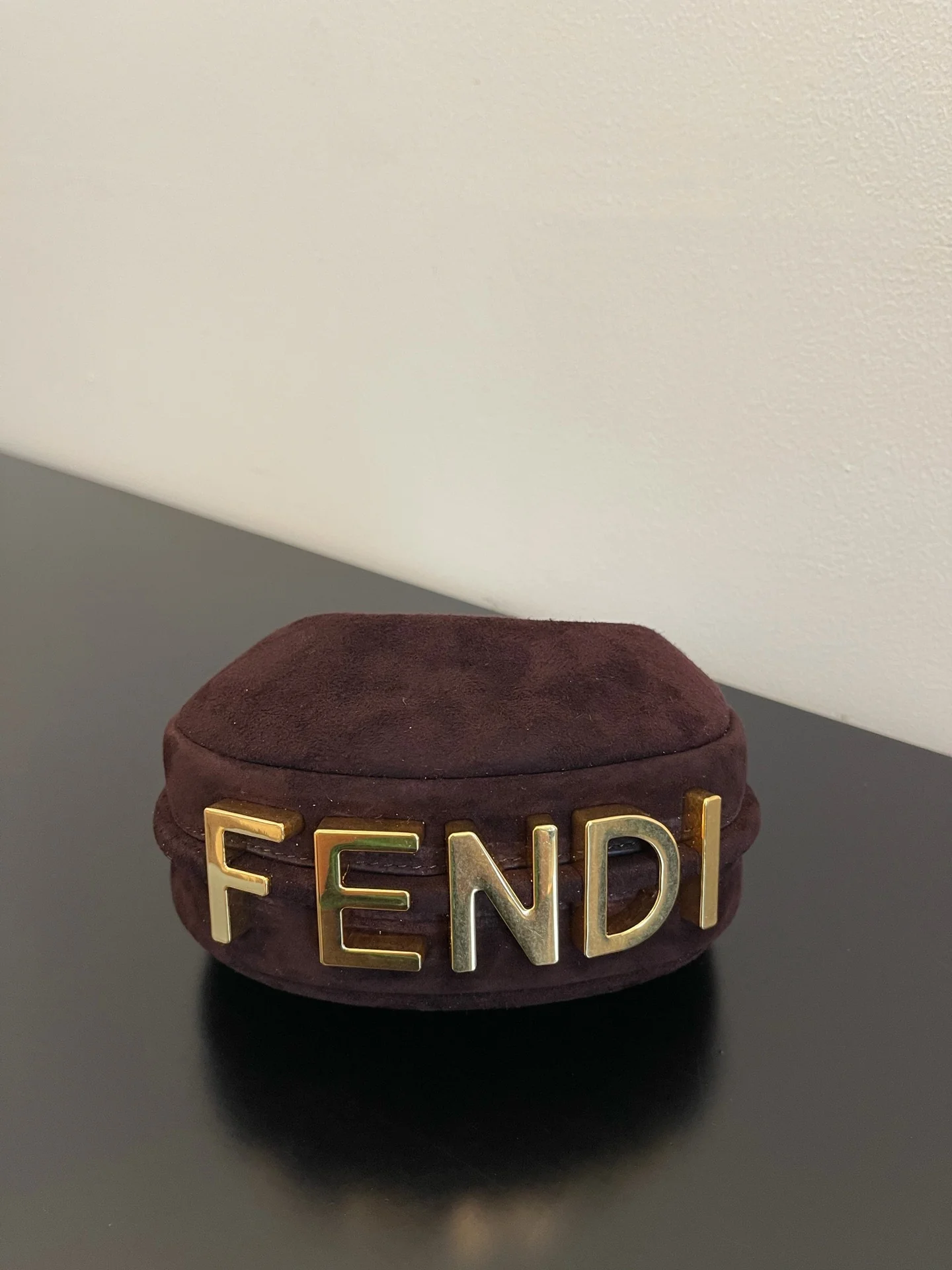 Миниатюрная замшевая сумка Fendi-fendigraphy подмышки кофейного цвета