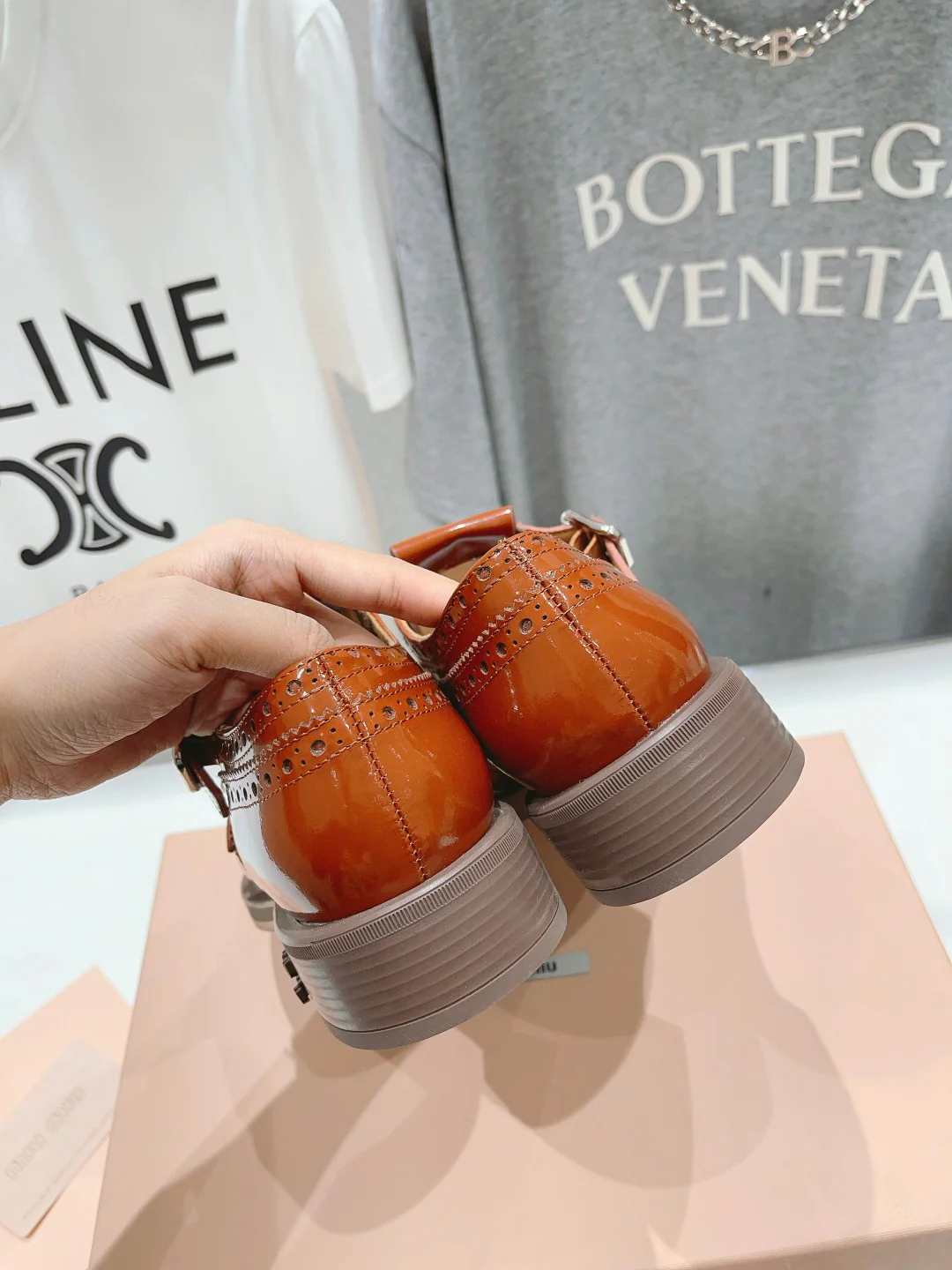 Коллекция Miu Miu весна/лето 2023 — Туфли-броги — Коричневые