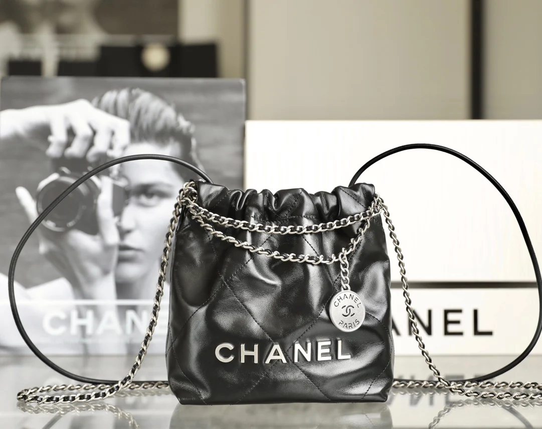 Новинка сезона весна/лето 2023 от Chanel - сумка 22 - мини - черно-серебристая
