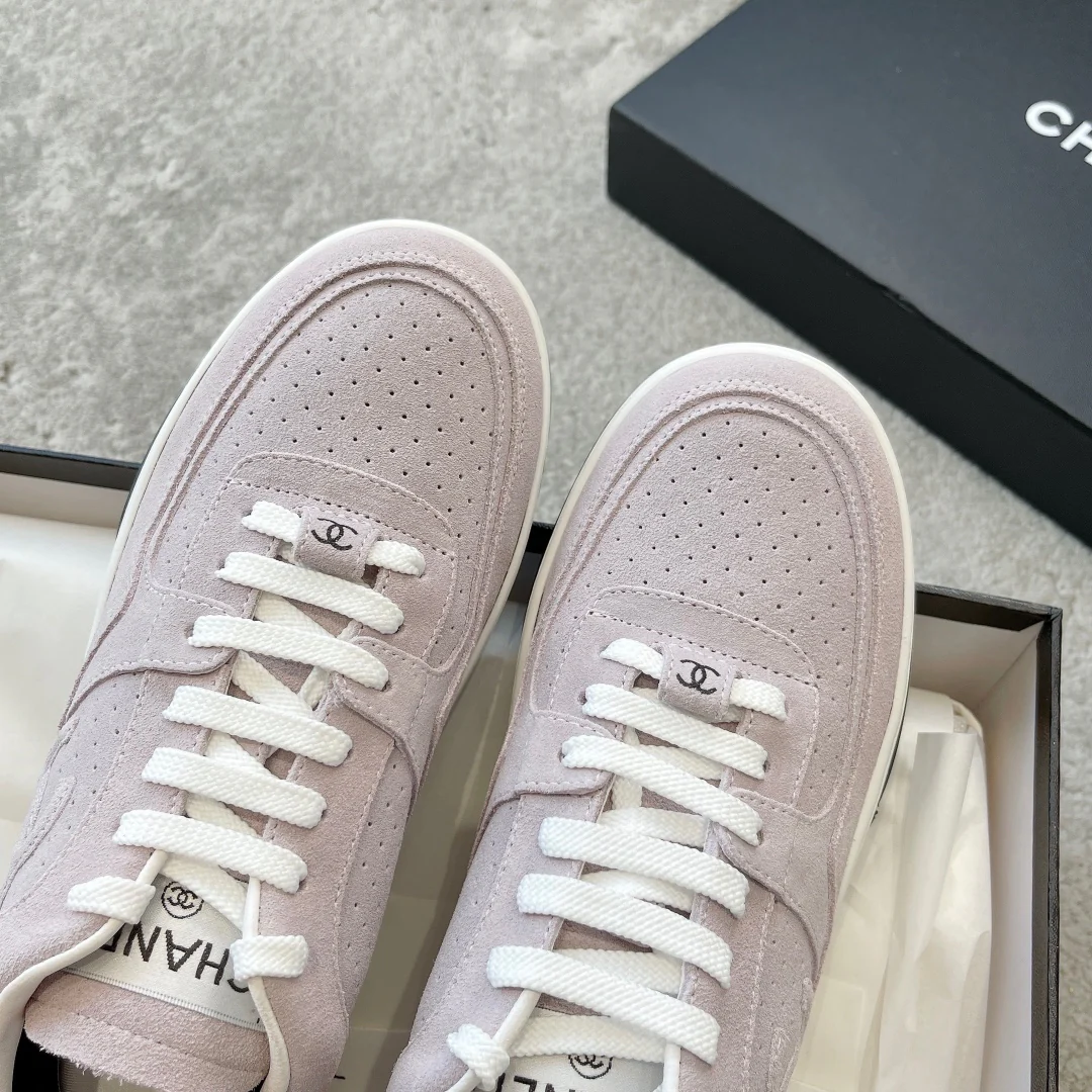 Новинка сезона весна/лето 2023 от Chanel - Кроссовки из телячьей кожи - Телесно-фиолетовые