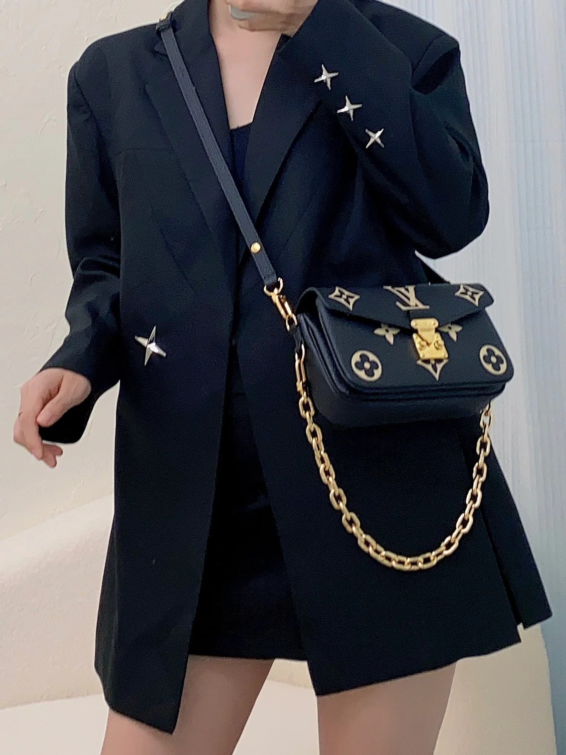 m46596-LV-pochette-metis-east-west-black