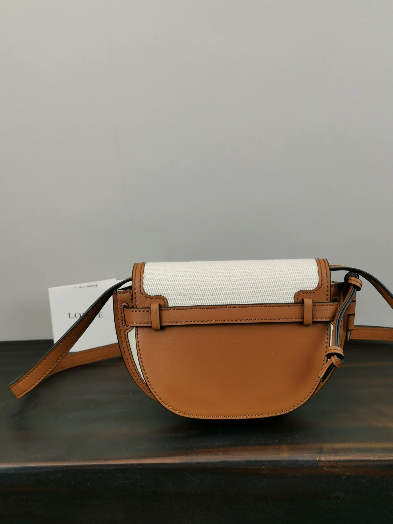 Стиль Loewe-gate из парусины и кожи