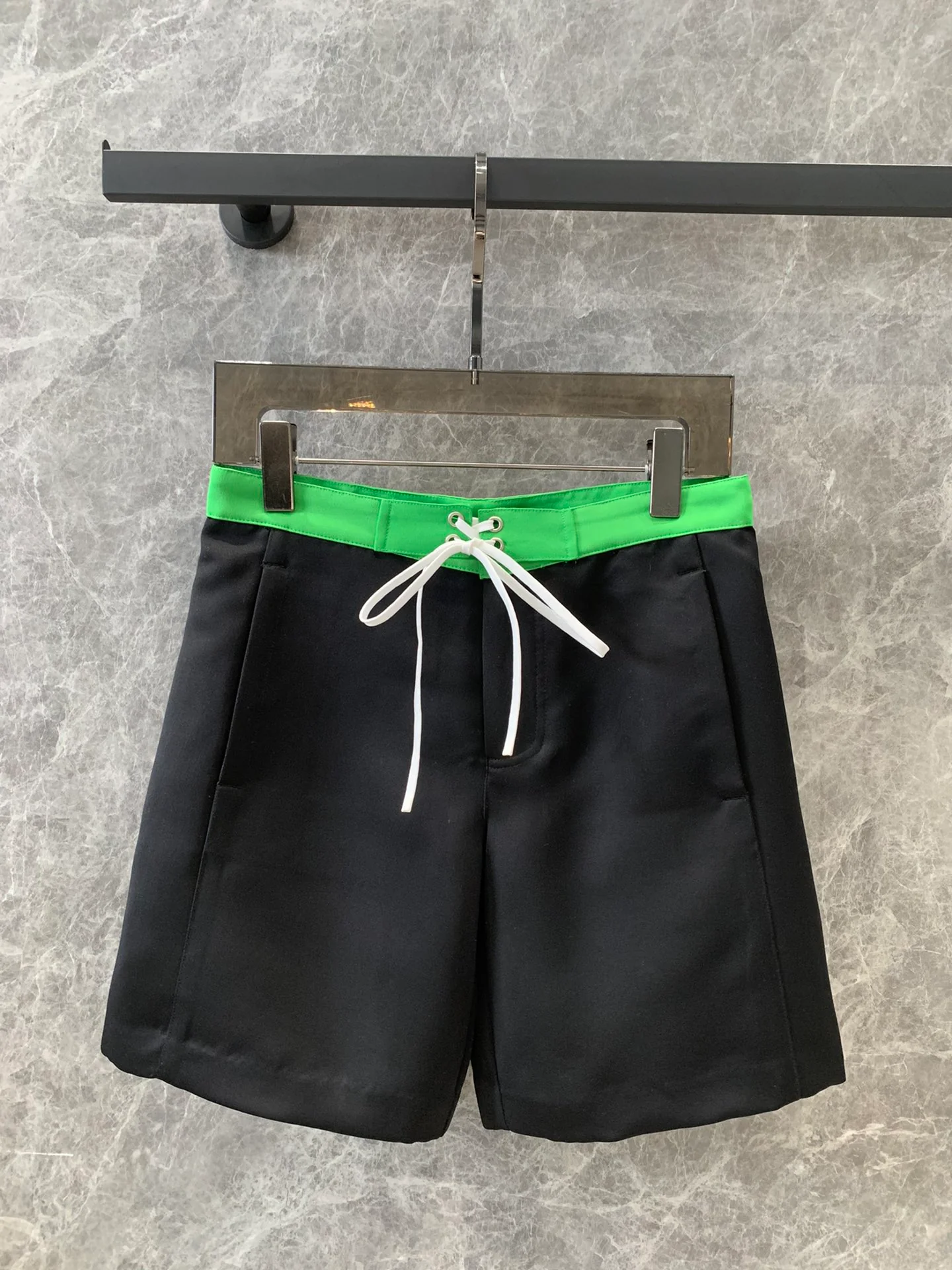 Miu Miu - 2404 - 24ss Весенне-летняя новинка: бермуды из атласа и нейлона с цветовыми блоками - черные