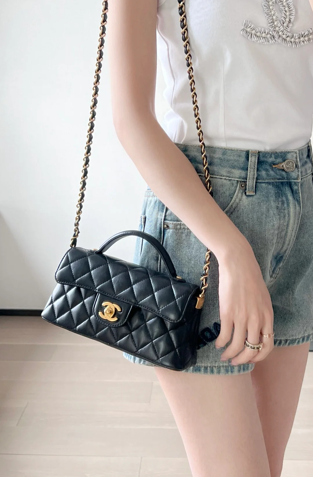 Мини-юбка Chanel Kelly из шерсти, черная, 25 пенсов.