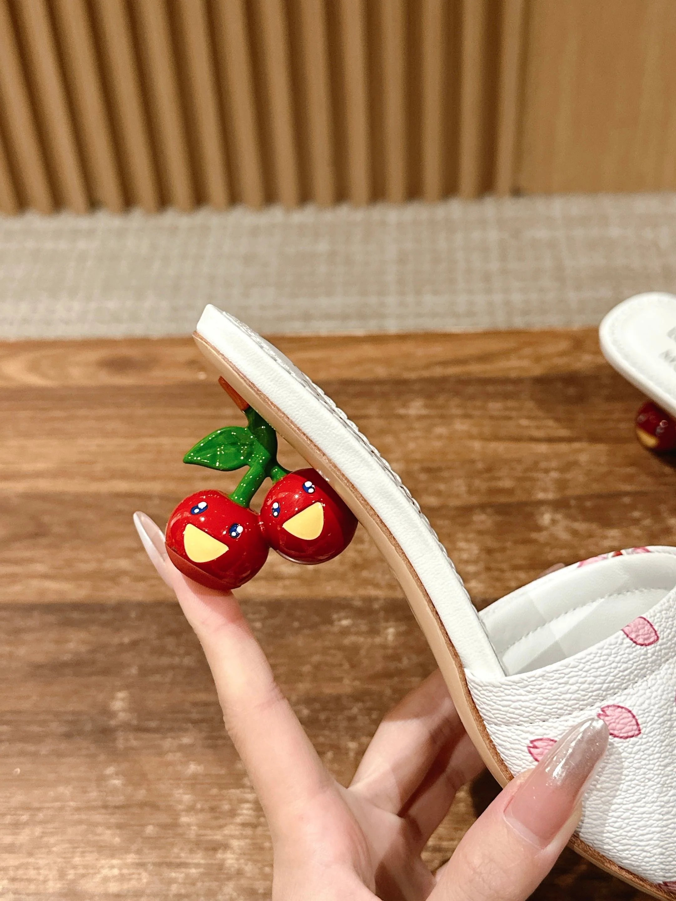 LV - Коллекция Такаши Мураками в стиле ретро - Сандалии на низком каблуке - Белые