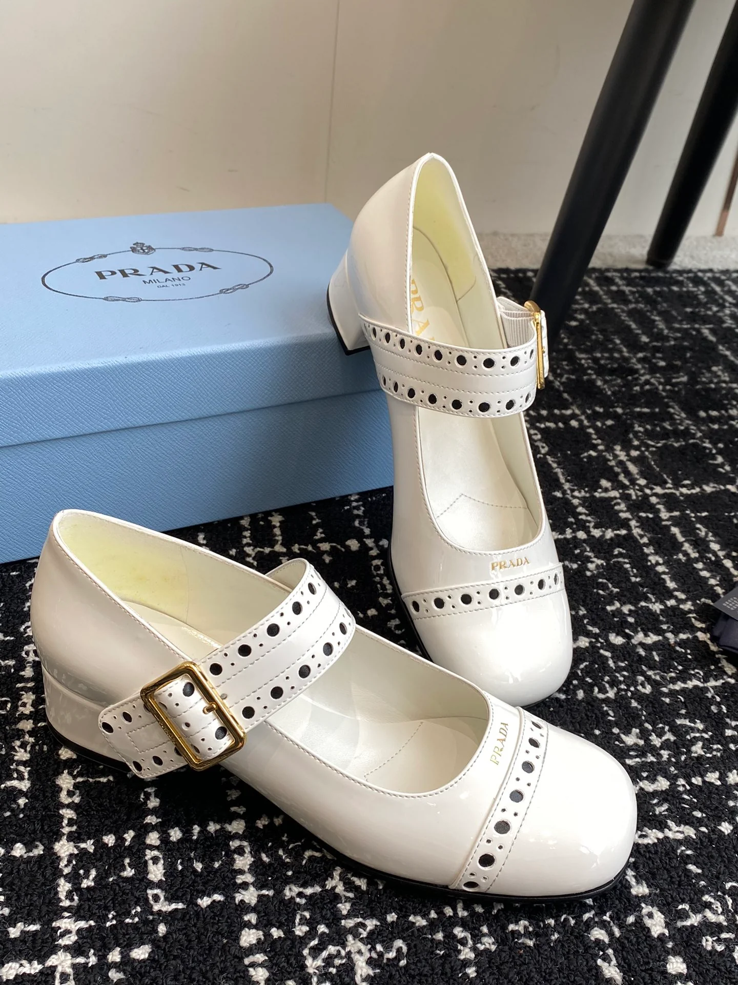 Туфли-мэри-джейн Prada 2024 в стиле ретро - белые