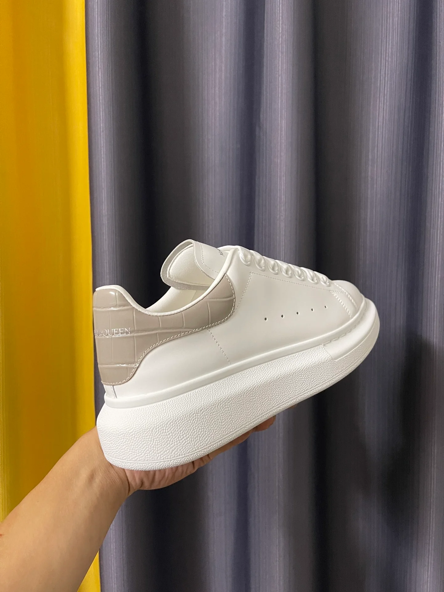 Классические белые кроссовки McQueen - унисекс - на каблуке с серым крокодиловым рисунком