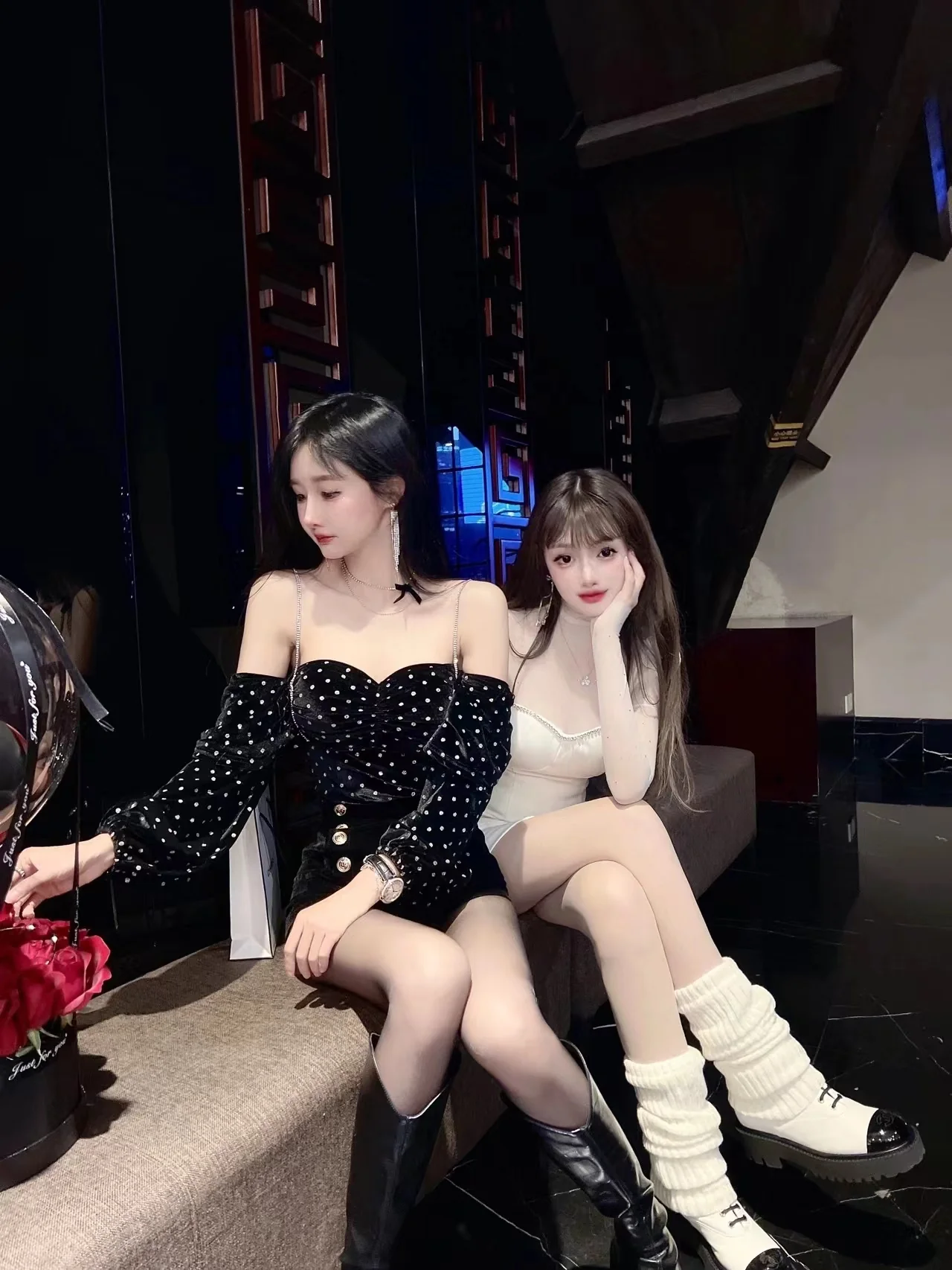 Новинка 2022 года от Chanel - Мотоциклетные ботинки с закругленным носком - Белые