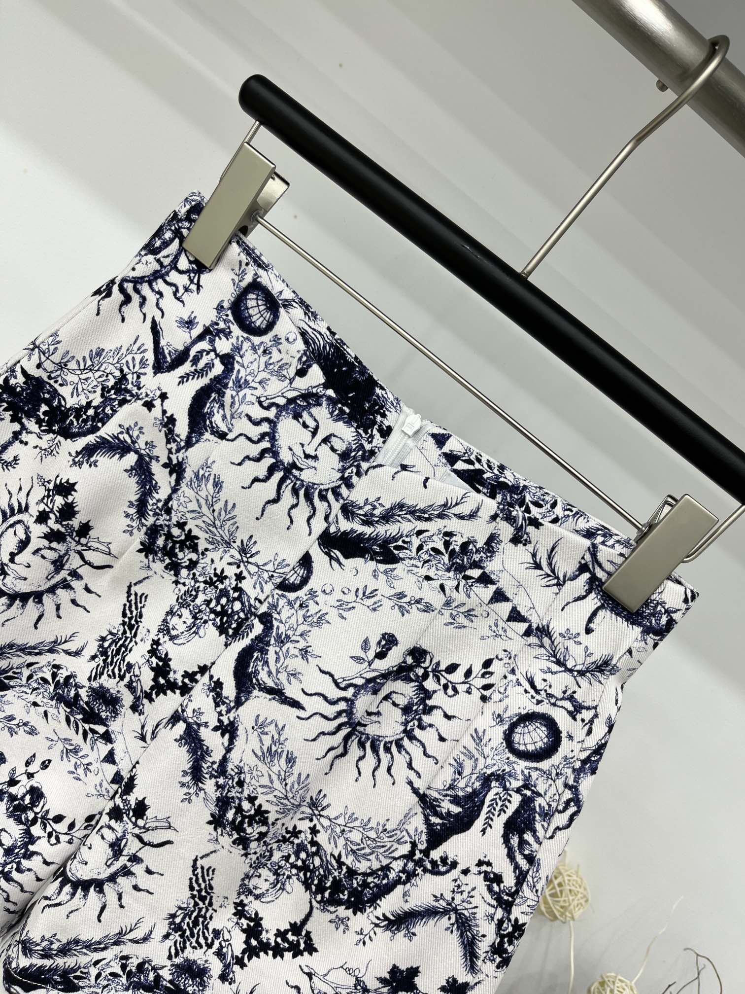 Dior 2403 - Шорты с ретро-принтом ?Подсолнухи?