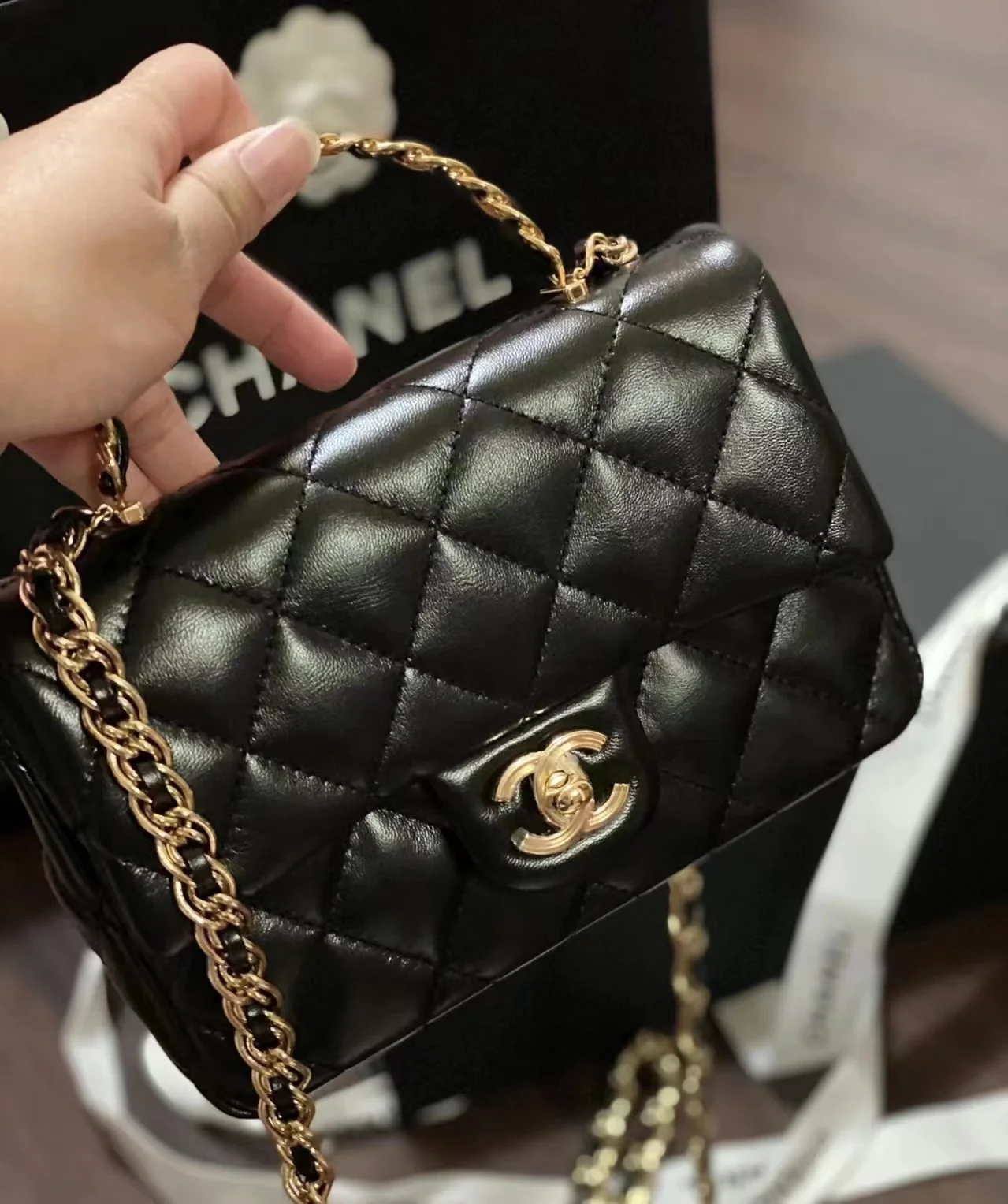 Ручка сумки Chanel 23a CF со стразами - черная