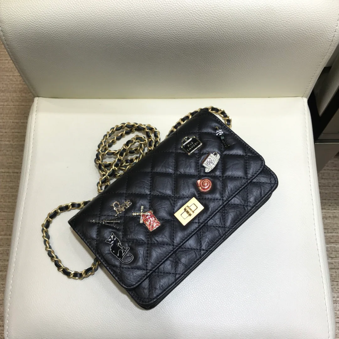 Значок-пряжка Chanel 2-55 Reissue WOC-1
