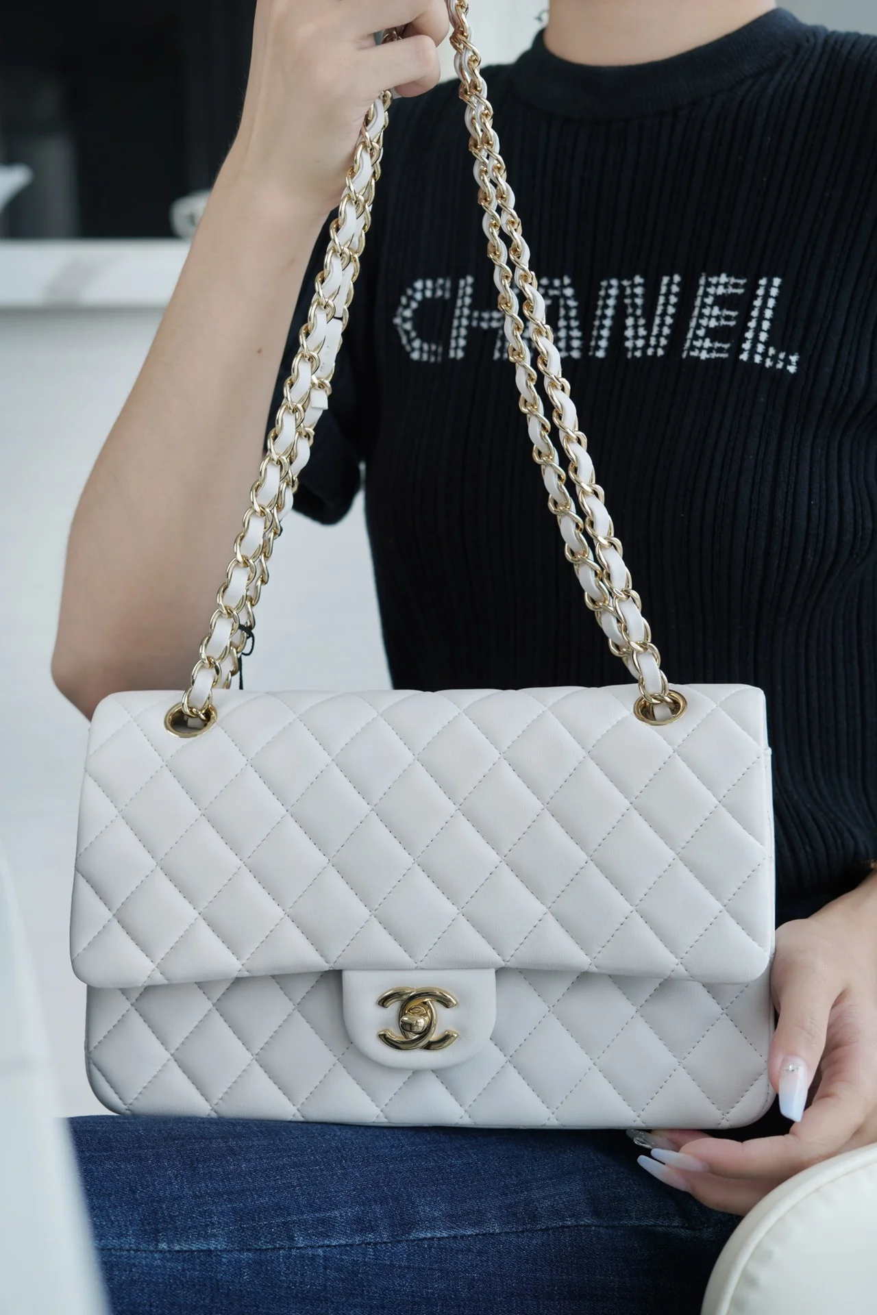 Сумка Chanel CF Medium - 25 см - из белой овечьей кожи с пряжкой из светлого золота - CF25