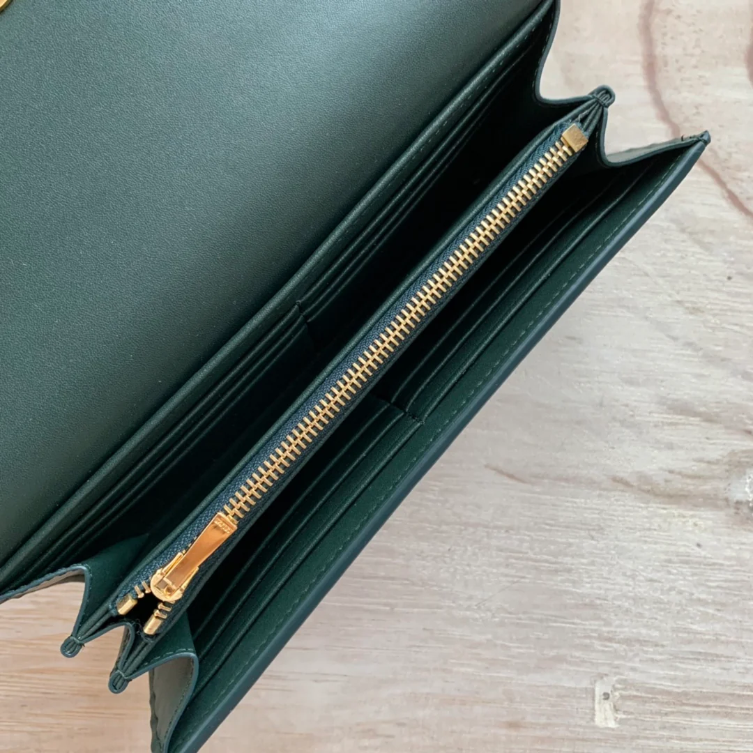 Celine TRIOMPHE 大号亮泽光滑羊皮革翻盖长夹