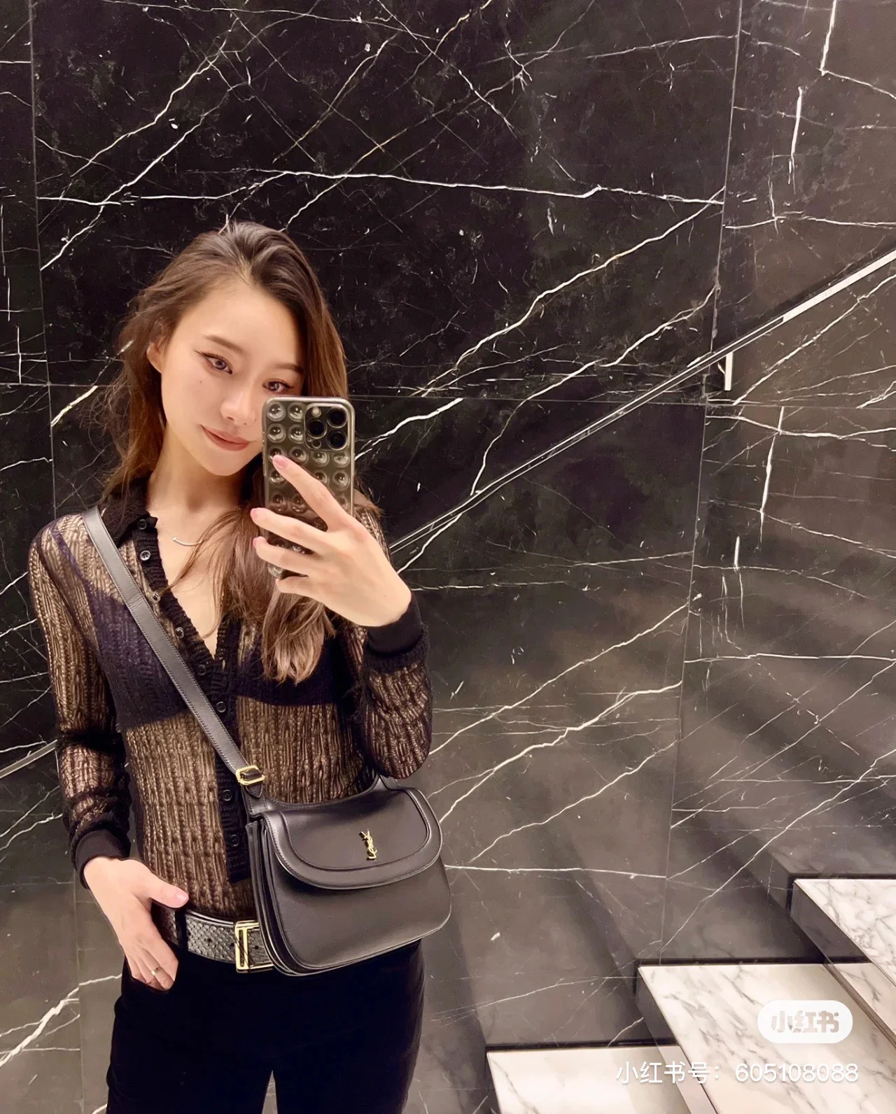 Новинка сезона весна/лето 2022 от YSL - Сумка через плечо/кроссбоди - Фотографии в действии