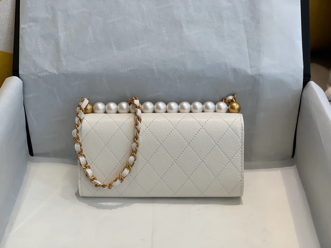 Chanel - с жемчужной цепочкой WOC-1