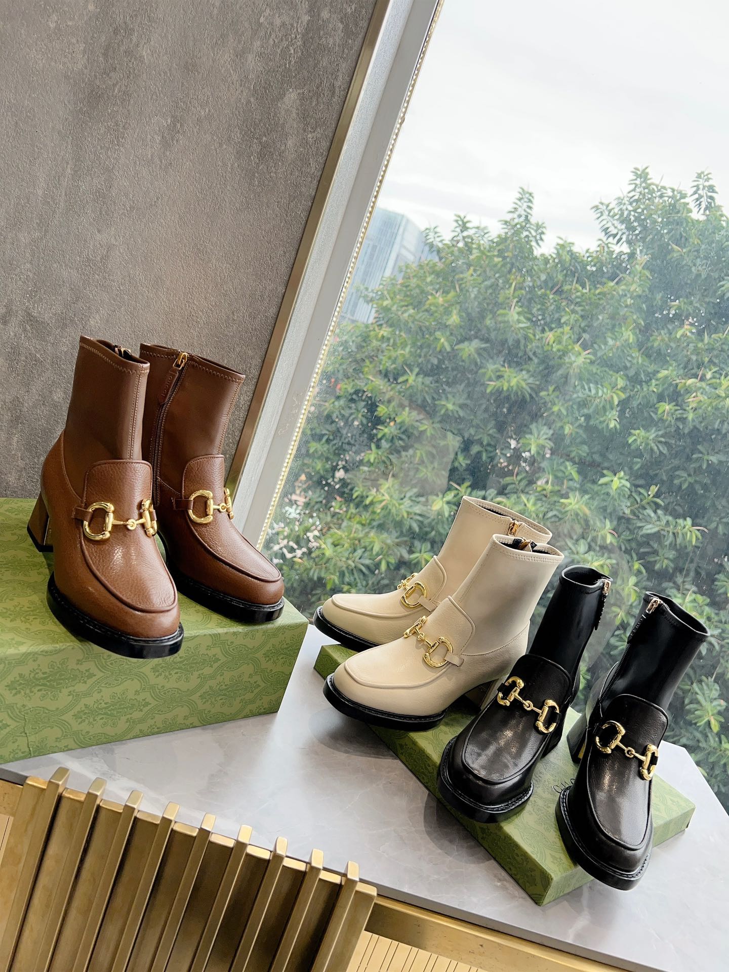 Новинка сезона осень/зима 2023 от Gucci - Ботильоны на массивном каблуке с застежкой-молнией - Черные