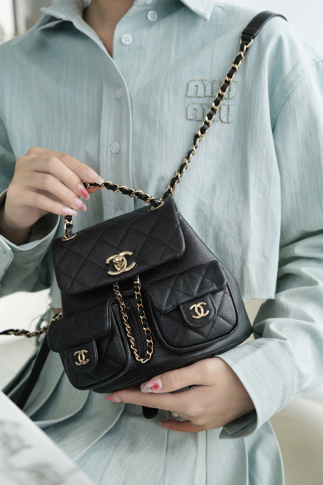 Кожаная мини-куртка Chanel 23p Duma с открытыми плечами, черная.