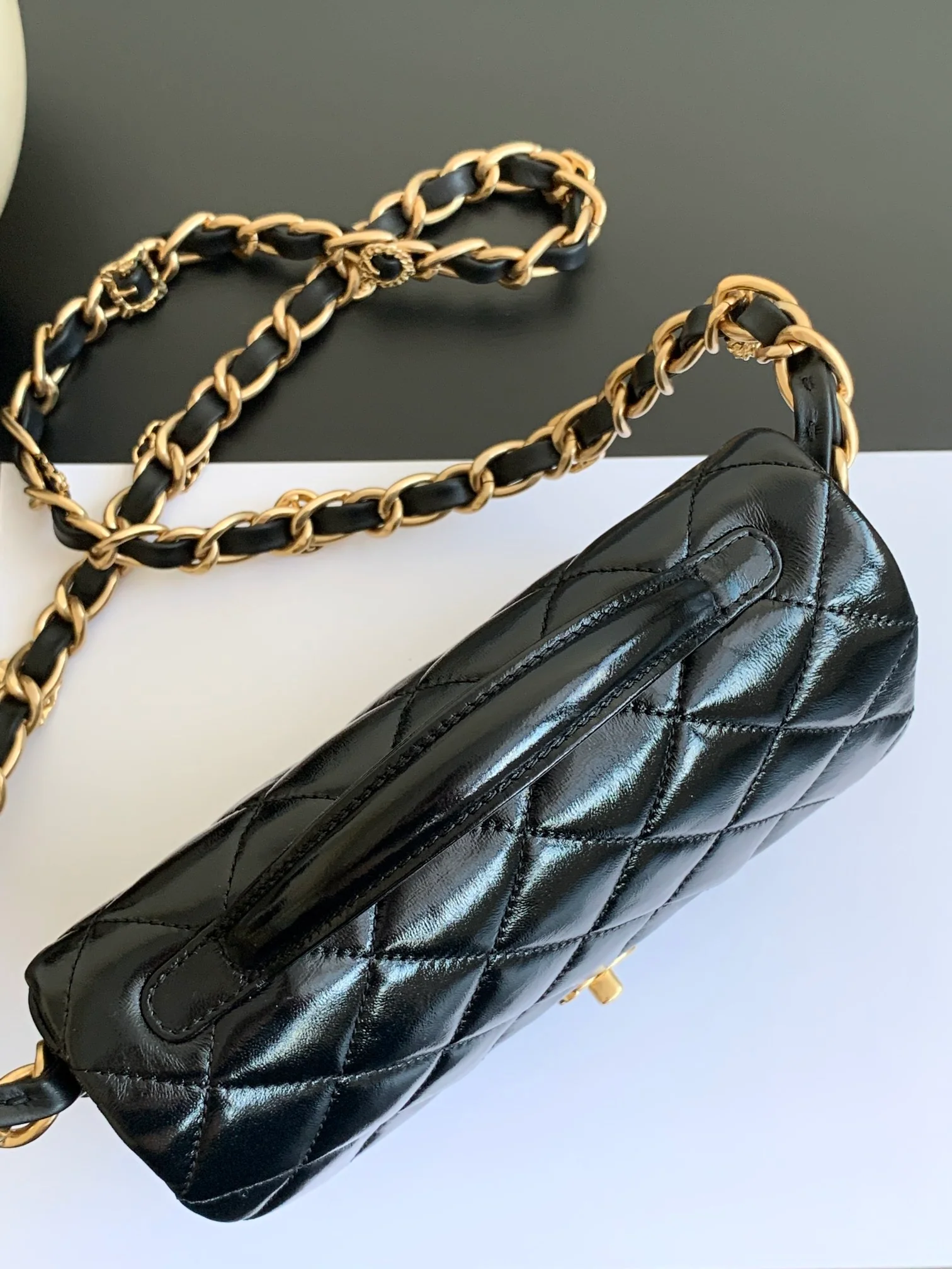 Chanel - Сумка-мессенджер с ручкой из овечьей кожи - Черная