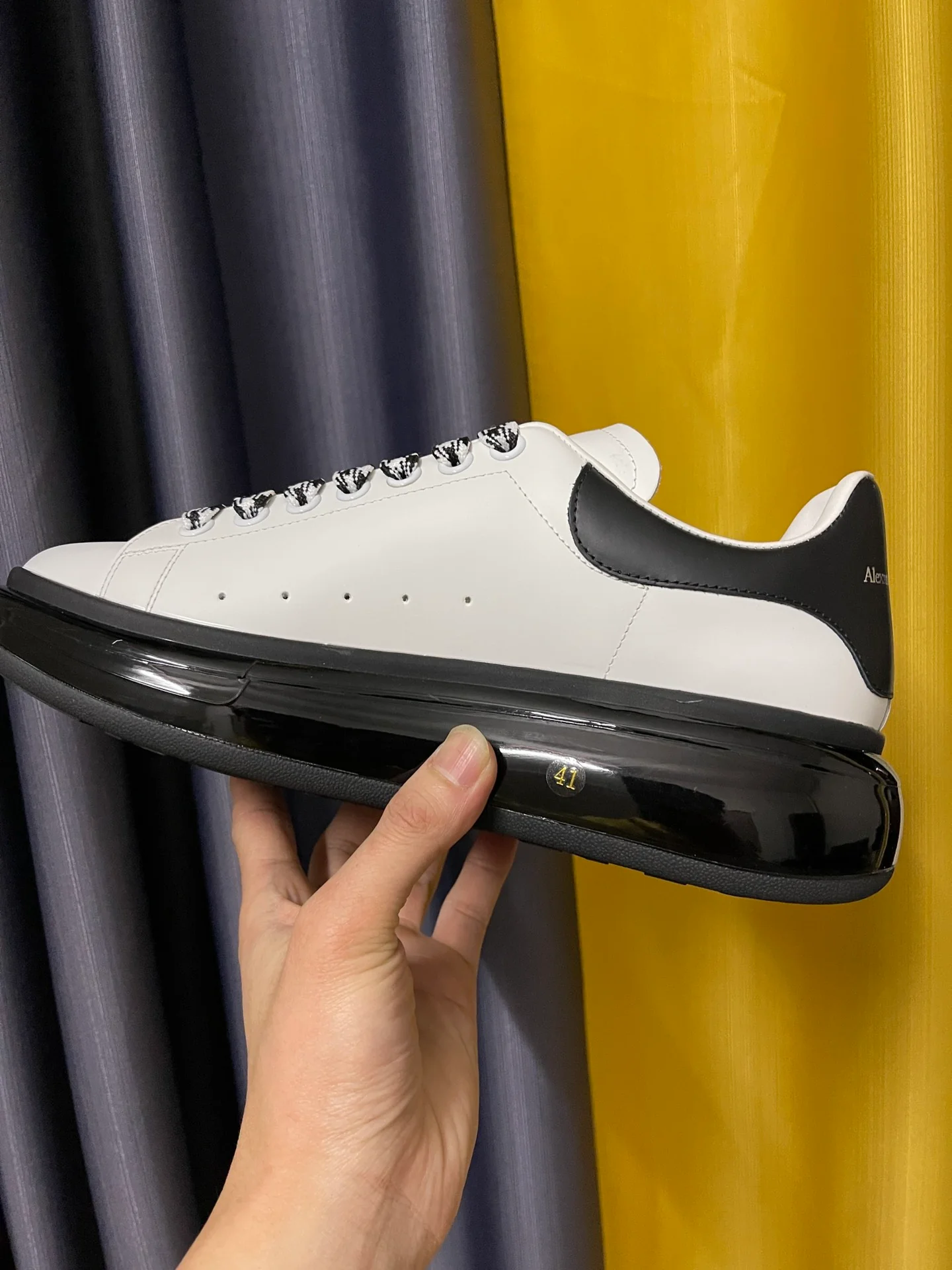 Классические белые кроссовки McQueen - унисекс - черная кожаная пятка - черная амортизирующая подошва