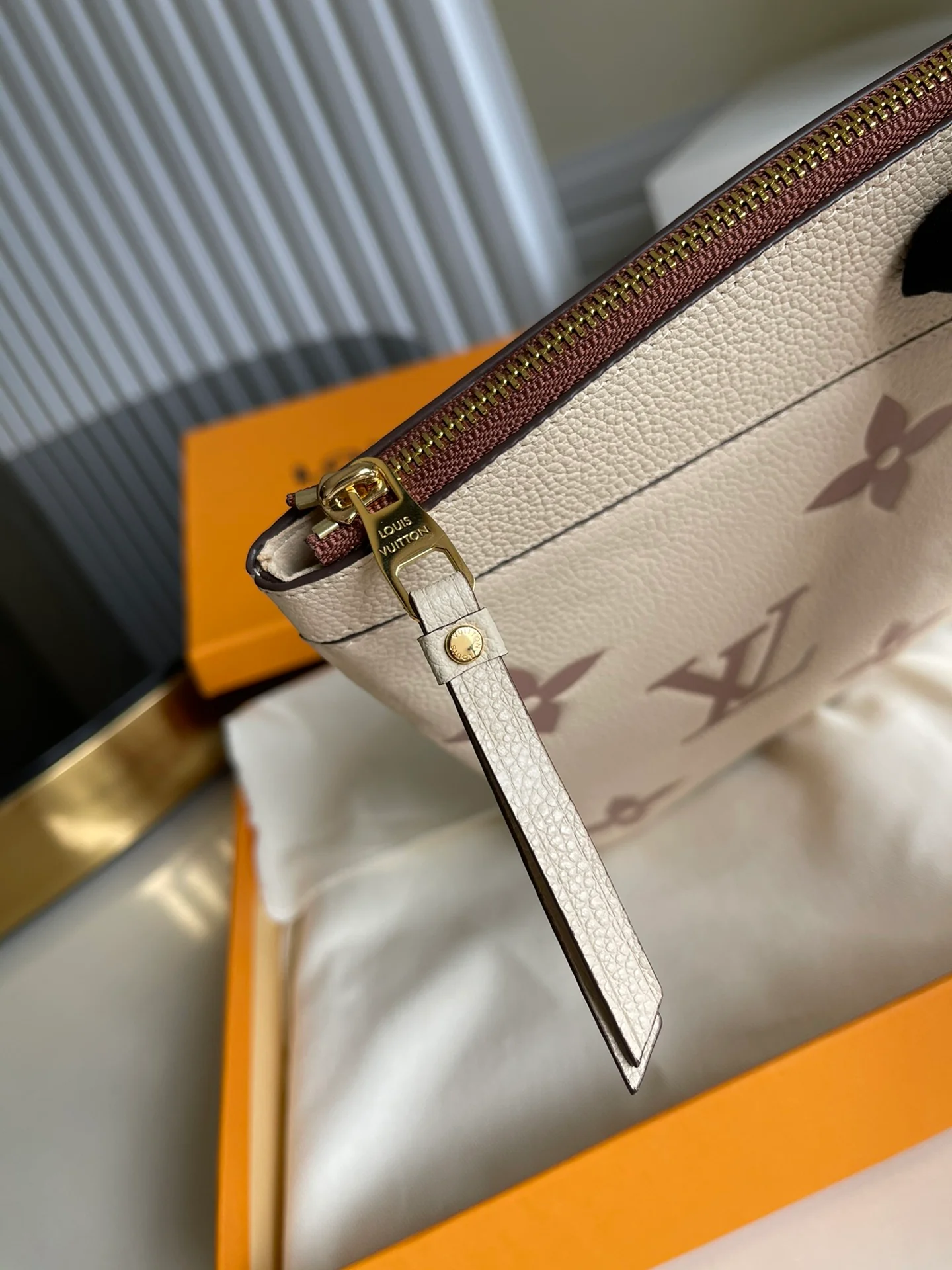 lv-m80174-daily-clutch-1