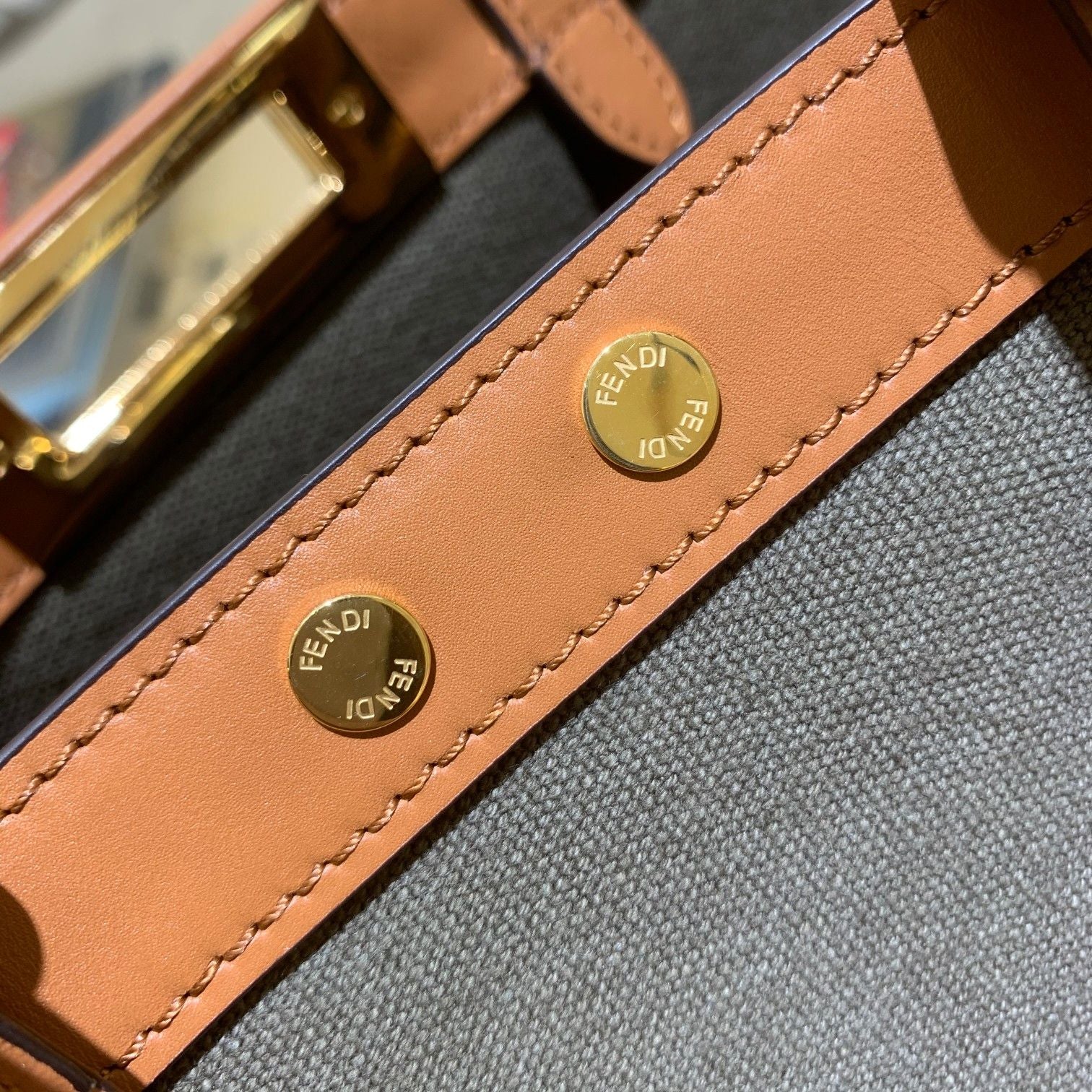 Сумка-тоут Fendi Peekaboo из зеленого холста.