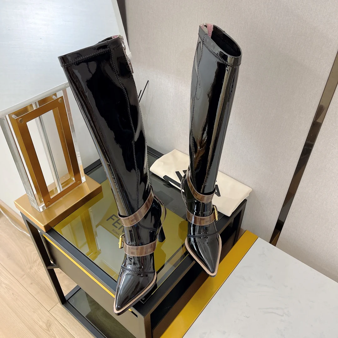 Новинка сезона осень/зима 2022 от Fendi — Эластичные лакированные ботинки, серия FFrame — Ботинки на высоком каблуке