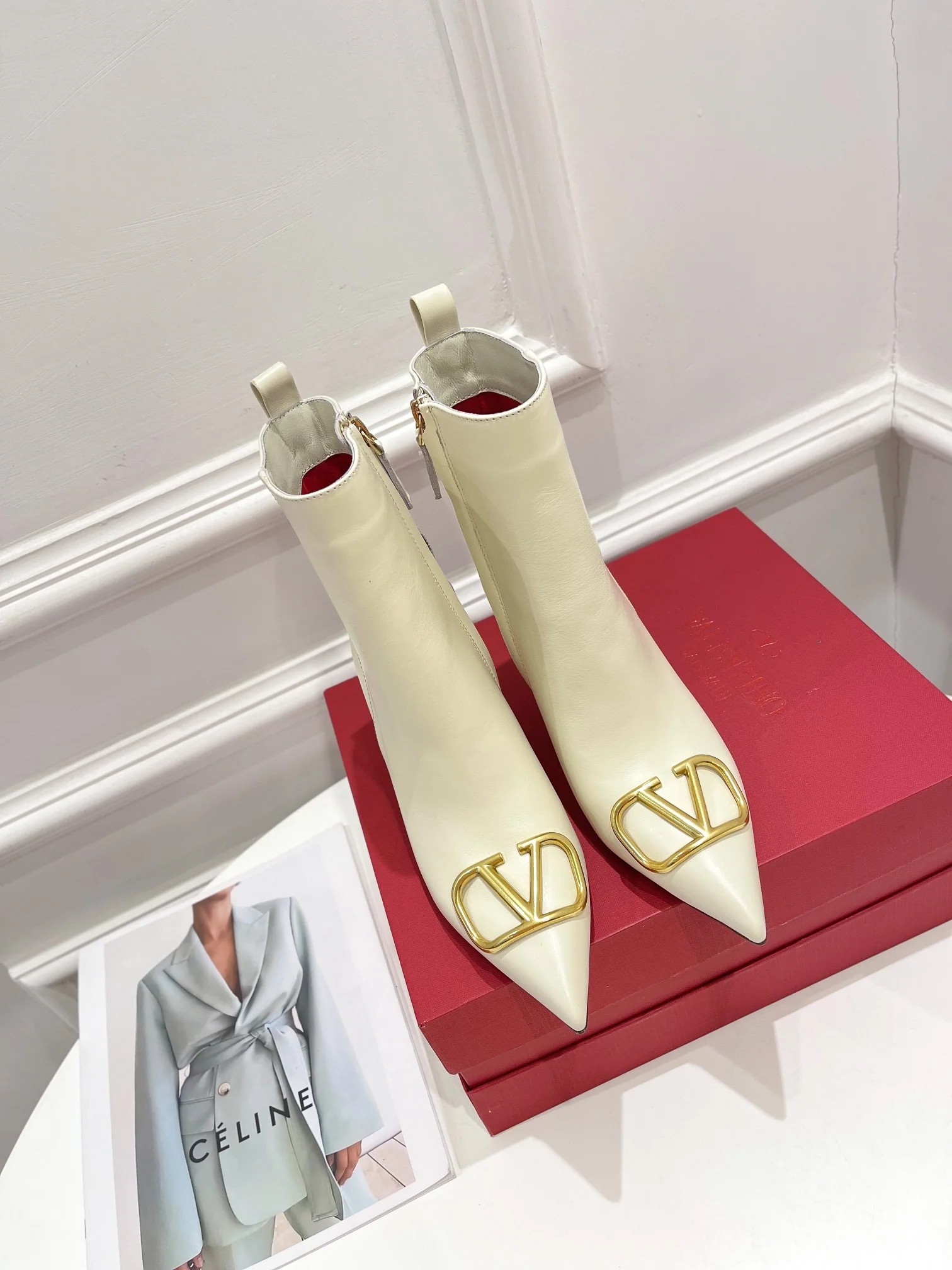 Новинка сезона осень/зима 2022 от Valentino - Ботильоны с V-образным вырезом большого размера - 2 шт.