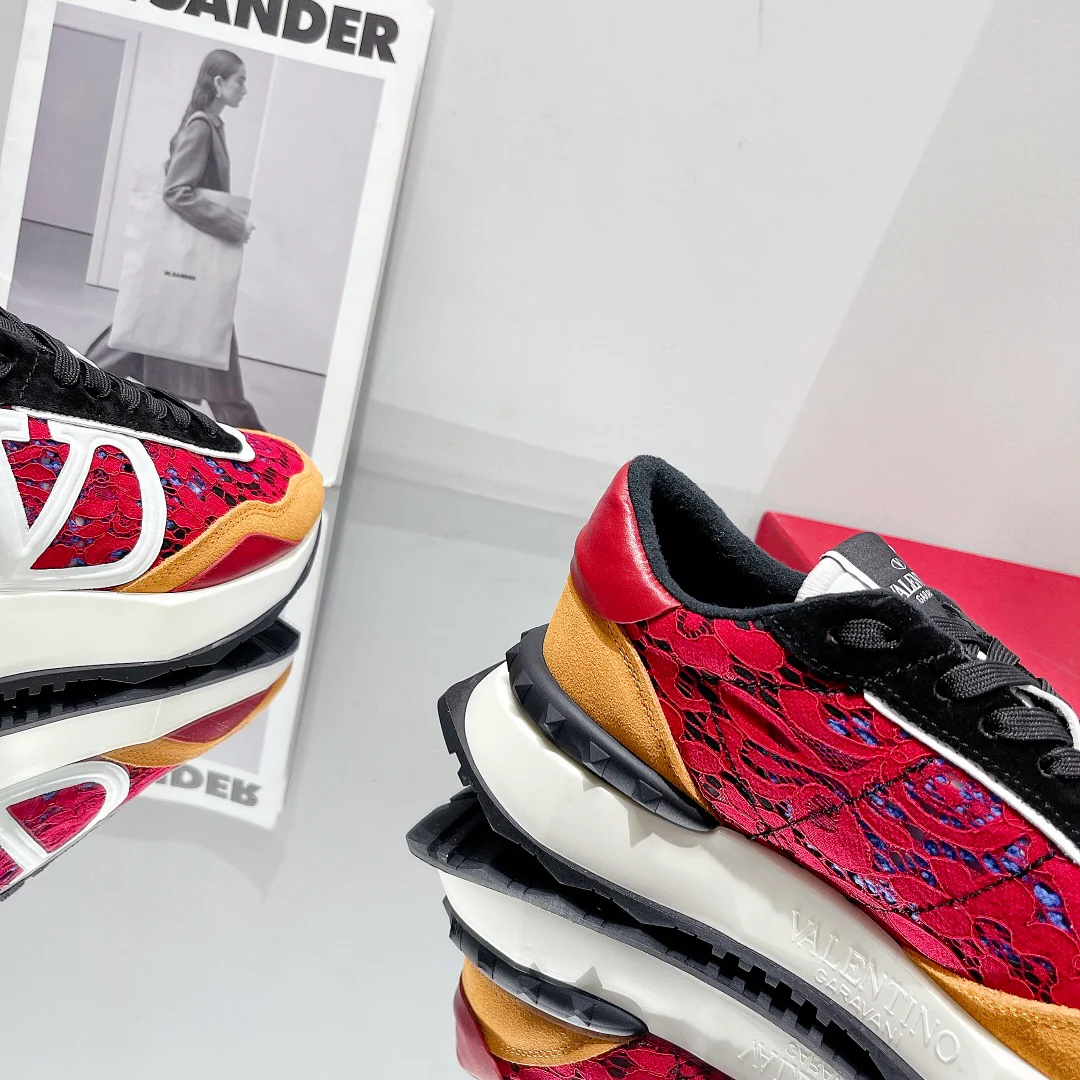 Новинка сезона весна/лето 2022 от Valentino - Замшевые кроссовки с кружевом и сеткой - Унисекс - Оранжево-красные