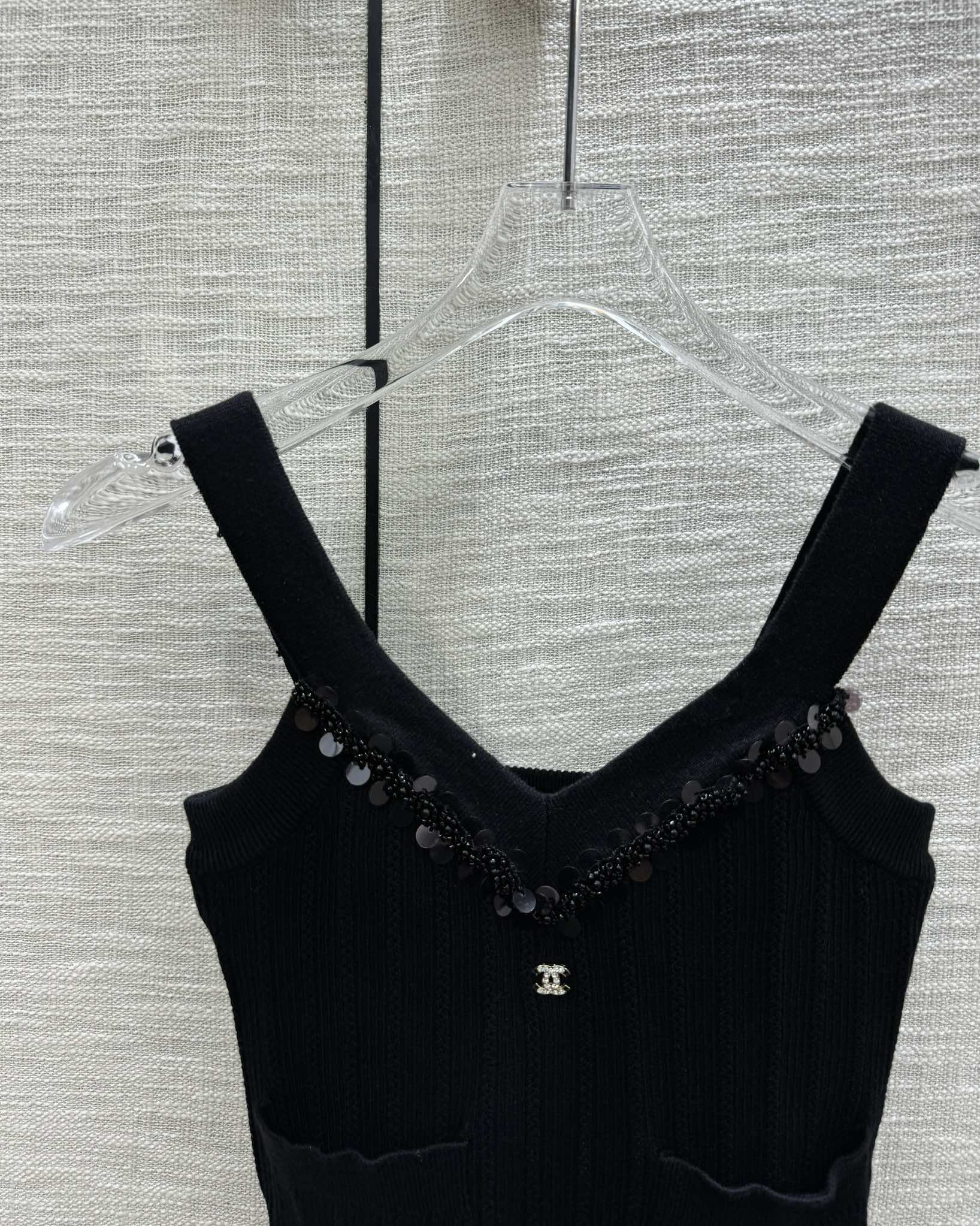 Вязаная майка Chanel 2403-24 из коллекции ?Ранняя весна?, с крупными пайетками, V-образным вырезом, черная.