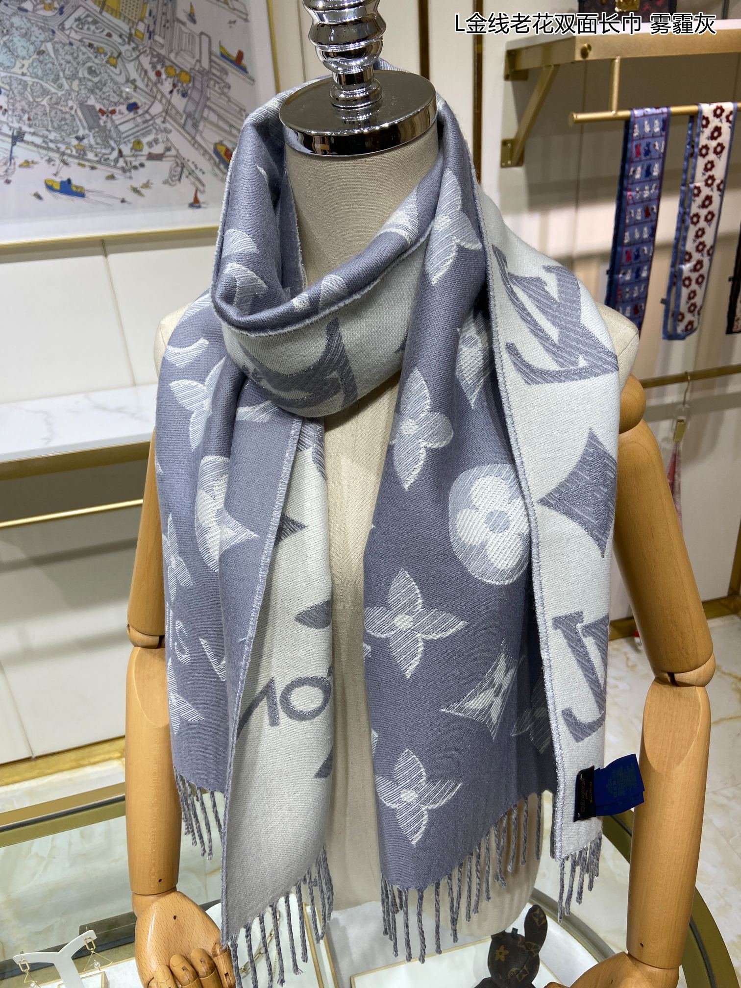 Двусторонний шарф LV с золотой нитью и монограммой - серый.