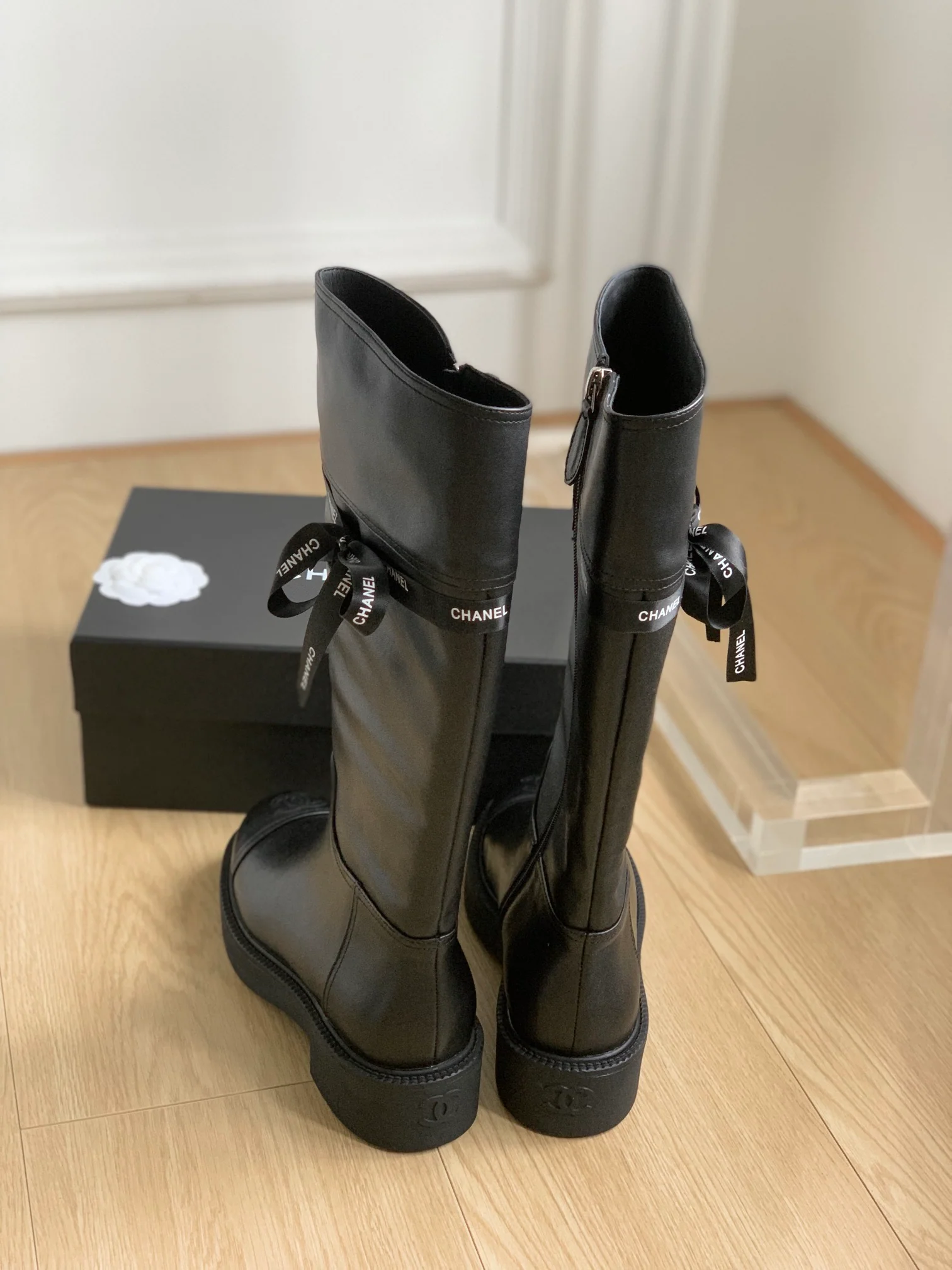 Новинка сезона осень/зима 2023 от Chanel - Коллекция сапог с лентами - Высокие сапоги - Черные