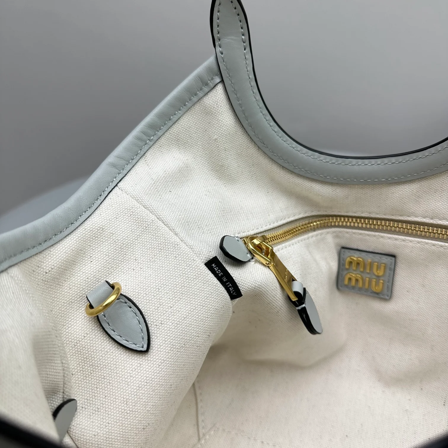 Сумка-тоут Miu Miu Ivy, маленькая, светло-голубая.