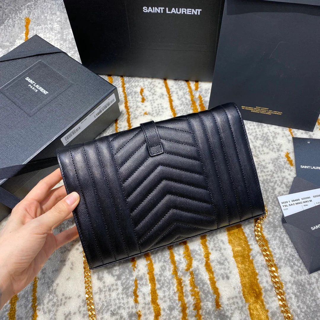 Сумка-конверт YSL с монограммой и икрой и V-образным ромбовидным узором