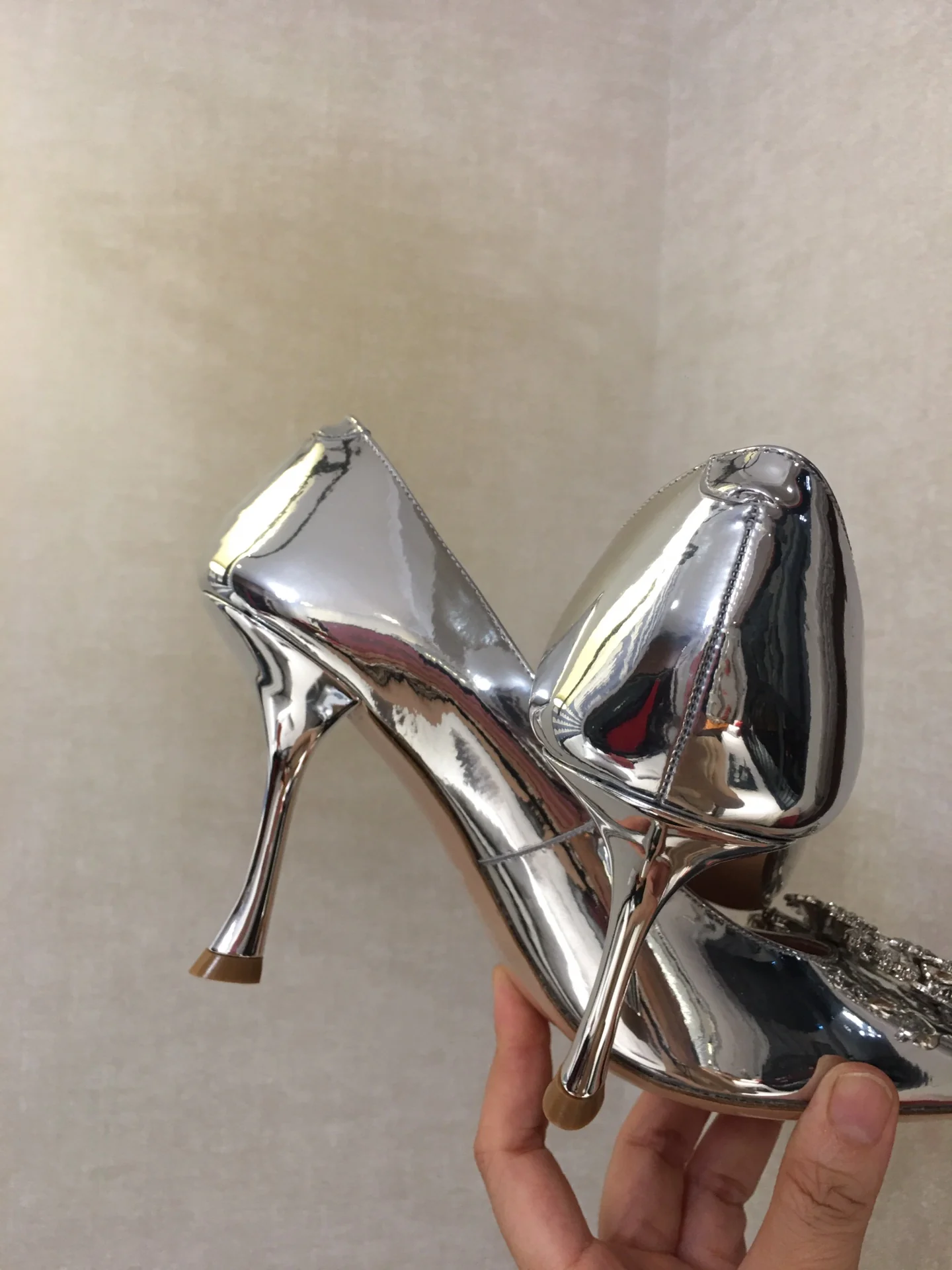 Туфли RV - туфли на высоком каблуке с острым носком и бриллиантовой пряжкой - серебристые