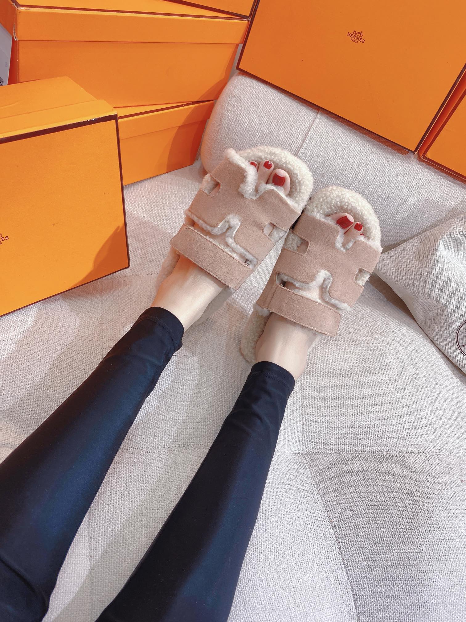 Новинка сезона осень/зима 2022 от Hermes — тапочки H из овчины и кожи с лоскутным узором — розовые.