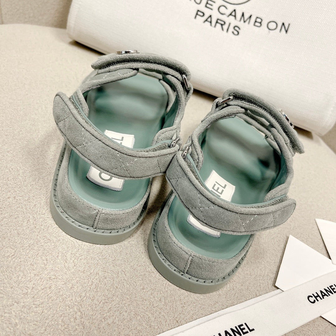 Chanel - светло-зеленые кожаные сандалии в клетку