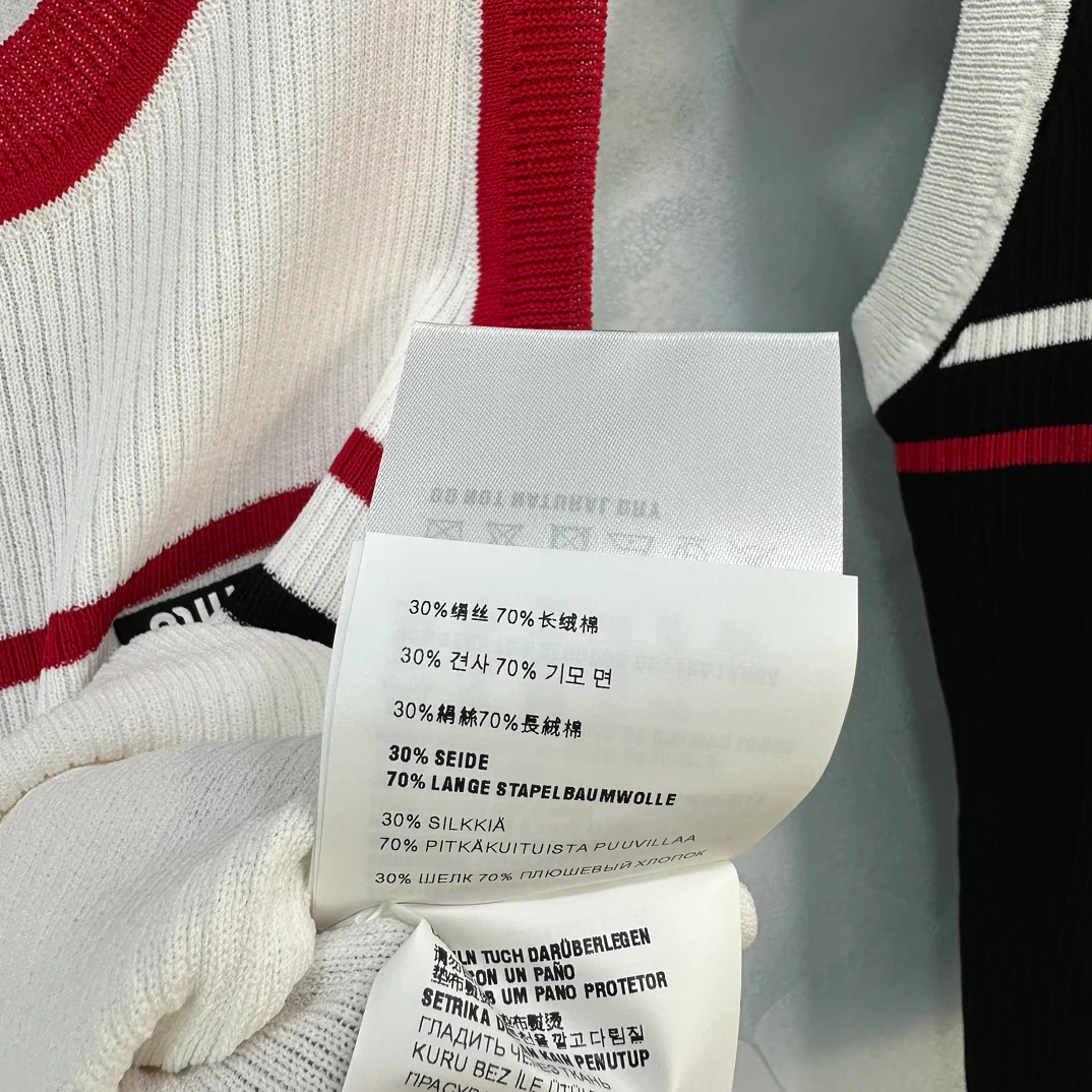 Miu Miu-2404 - Приятный для кожи жилет из шелкового хлопка с круглым вырезом и полосатым дизайном в стиле колор-блок.