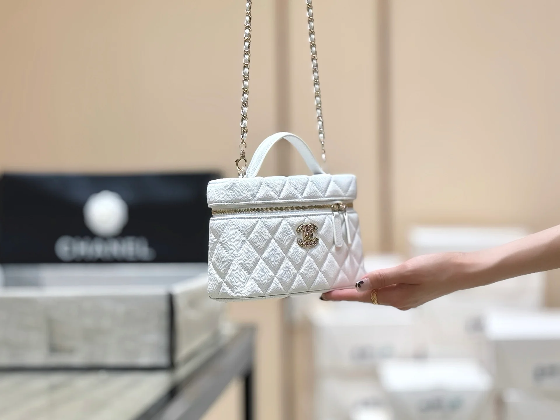 Сумка-ланчбокс Chanel 25p Limited Edition в форме сердца с бриллиантом — белая.