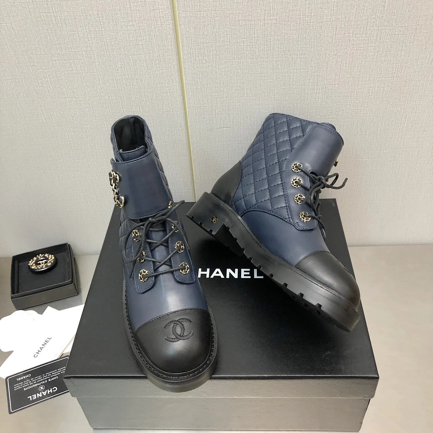 Стеганые ботильоны Chanel осень/зима 2022 — синие