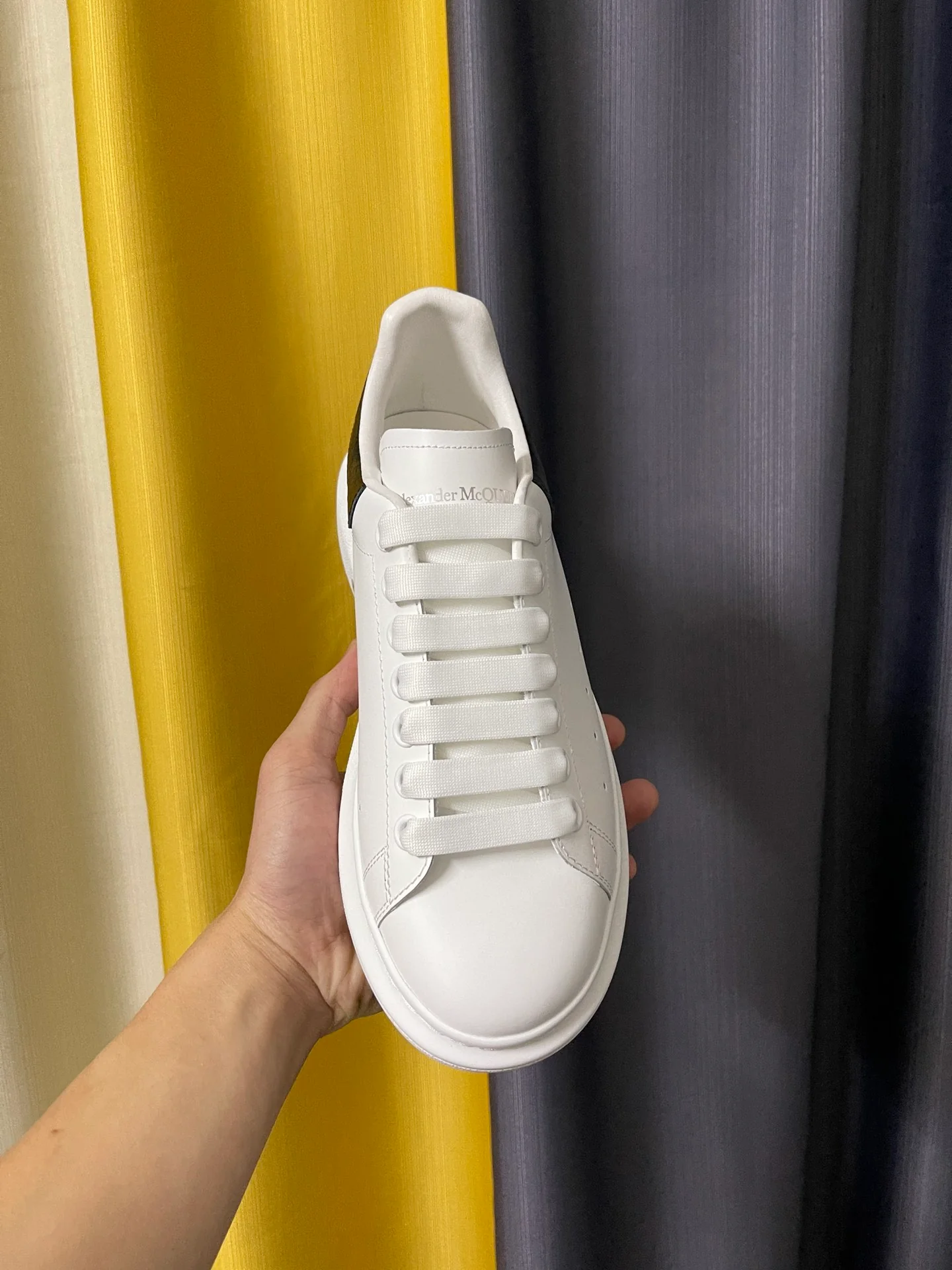 Классические белые кроссовки McQueen - унисекс - с черным вощеным крокодиловым хвостом