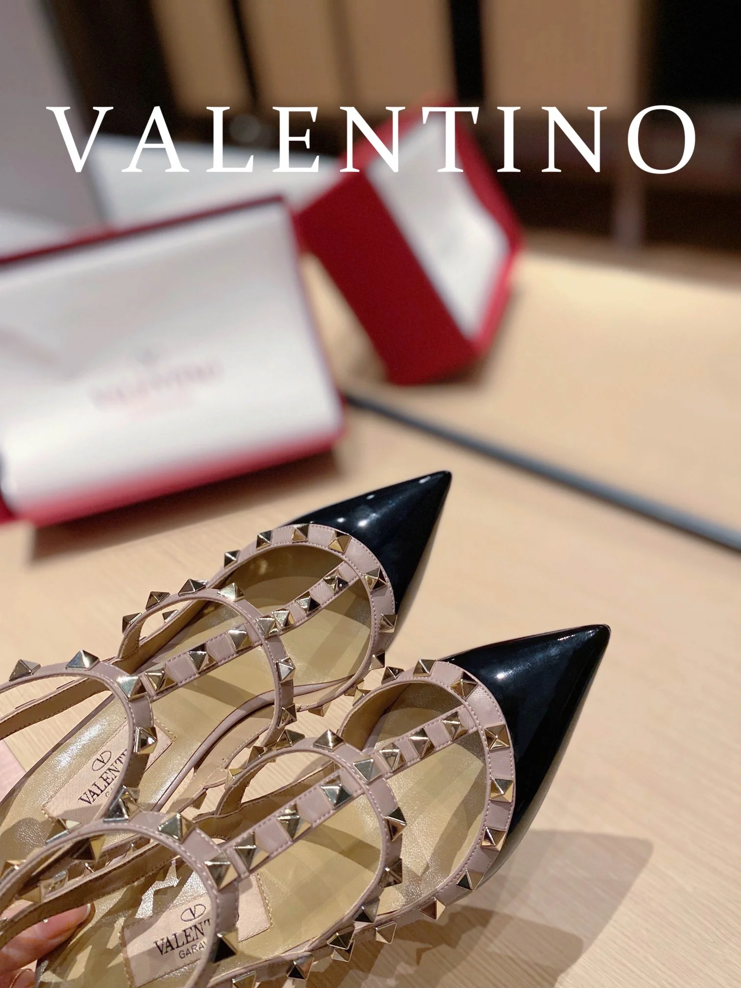 Valentino - Черные туфли на высоком каблуке с острым носком, украшенные заклепками