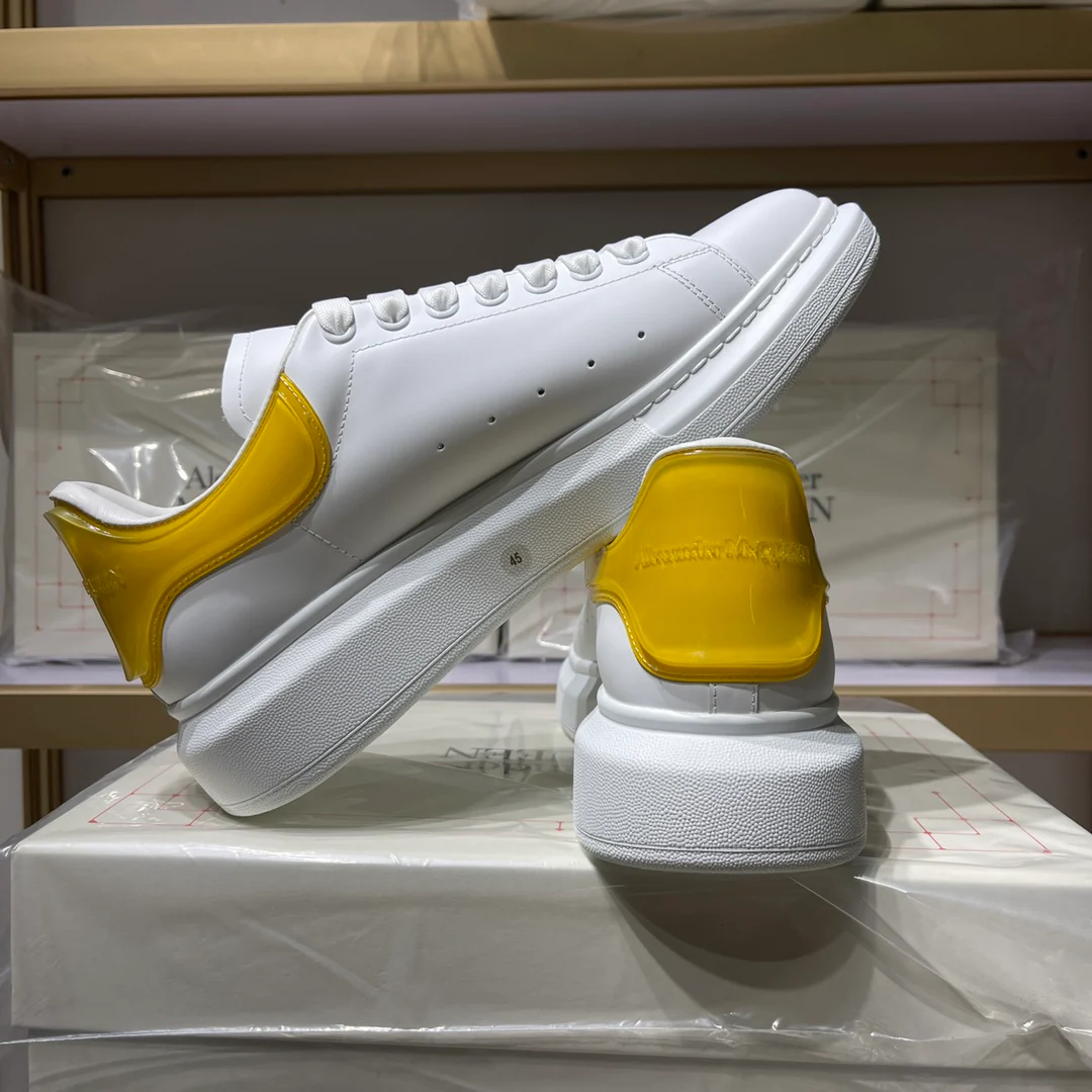 Классические белые кроссовки McQueen - унисекс - с желтой отделкой 