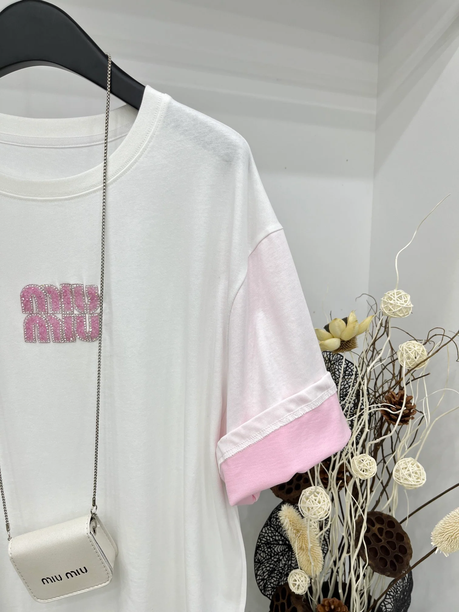 Miu Miu - 2404-24 Новинка: футболка с коротким рукавом, украшенная вышитыми вручную буквами, белая.