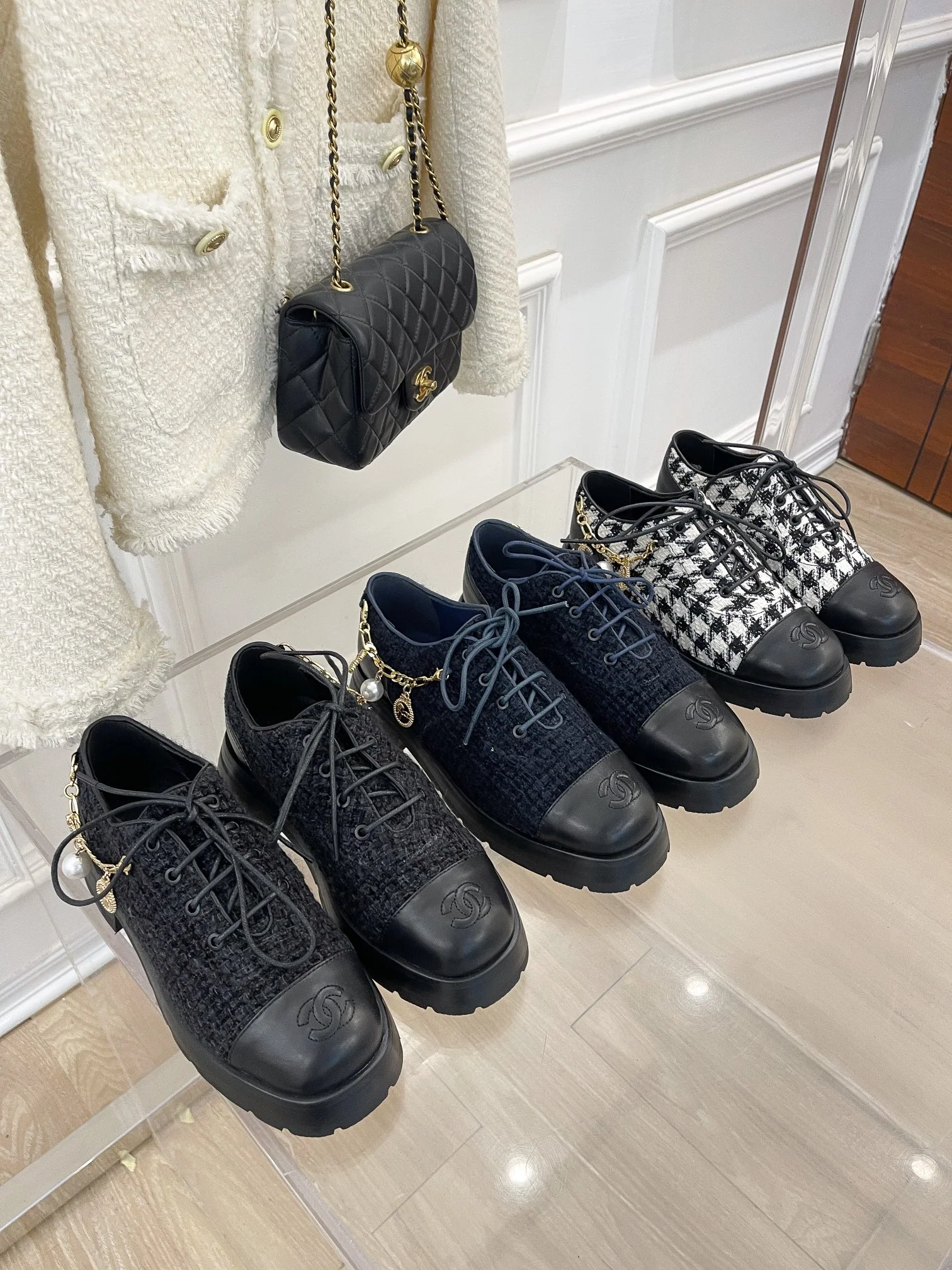 Новинка сезона осень/зима 2023 от Chanel - Лоферы с цепочкой - Синие