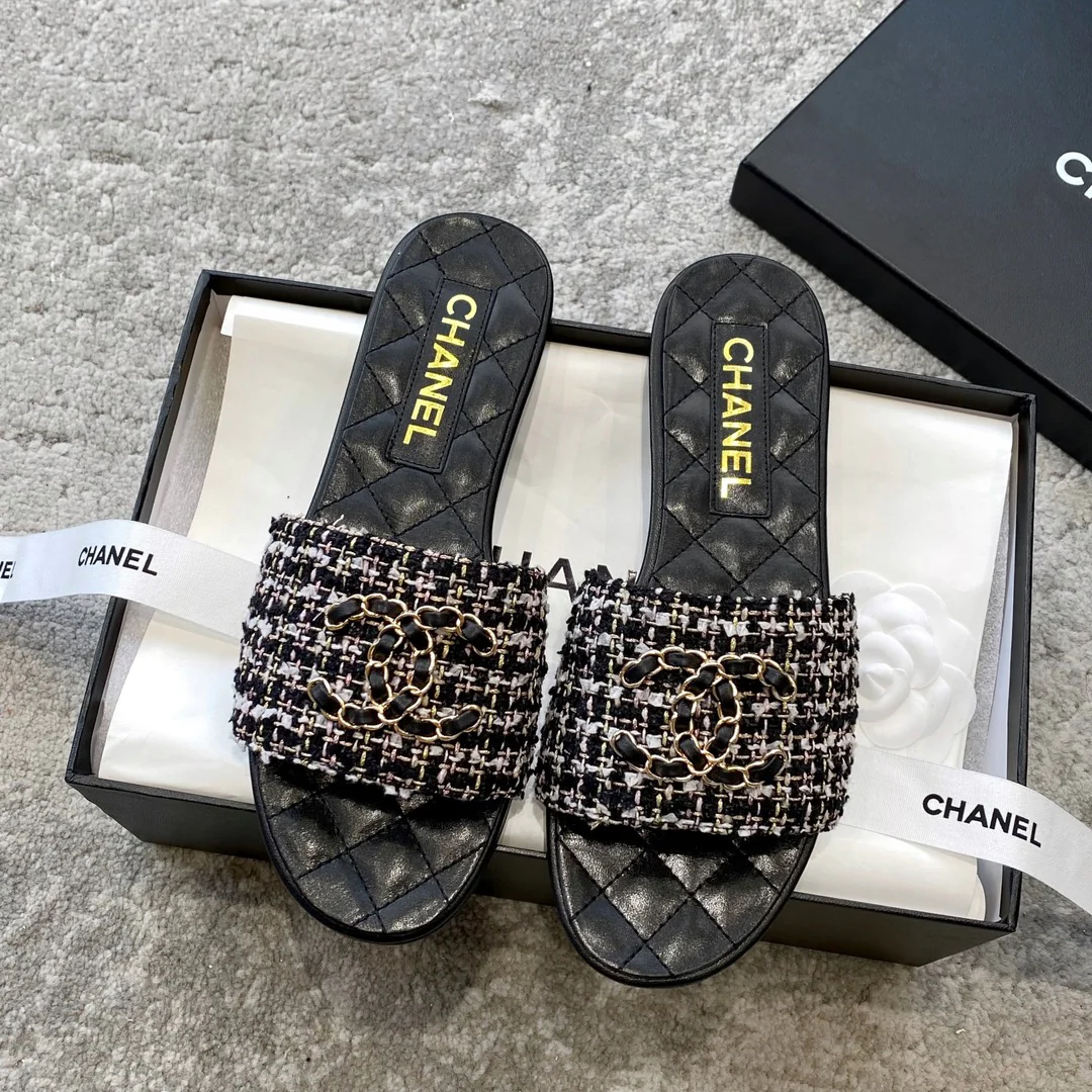 Новинка сезона весна/лето 2023 от Chanel - Стеганые тапочки с двойной С-образной цепочкой и пряжкой - Черные