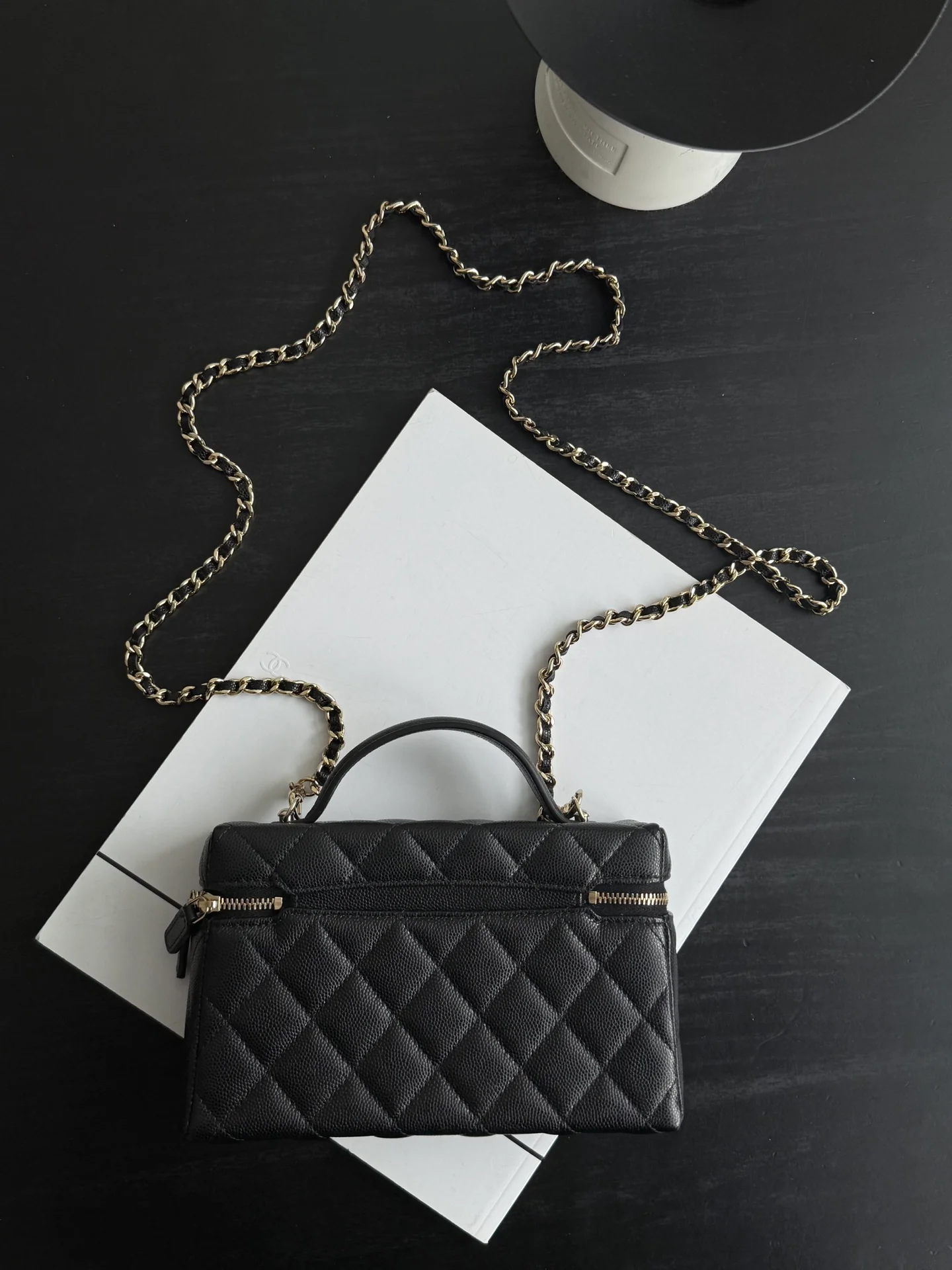 Сумка-бенто Chanel 25p-LP с застежкой в ??форме сердца, украшенной бриллиантами — черная.