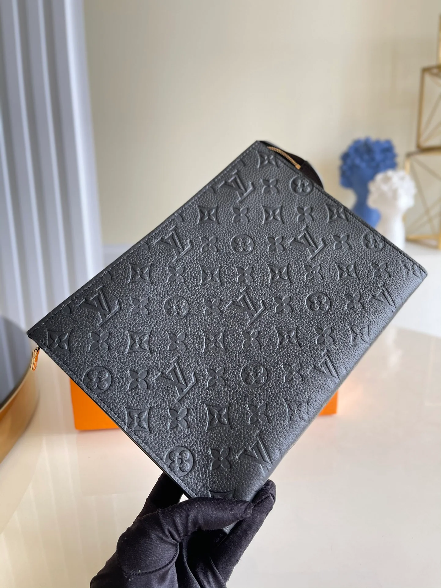 lv-m45665-Черная тисненая сумка-клатч